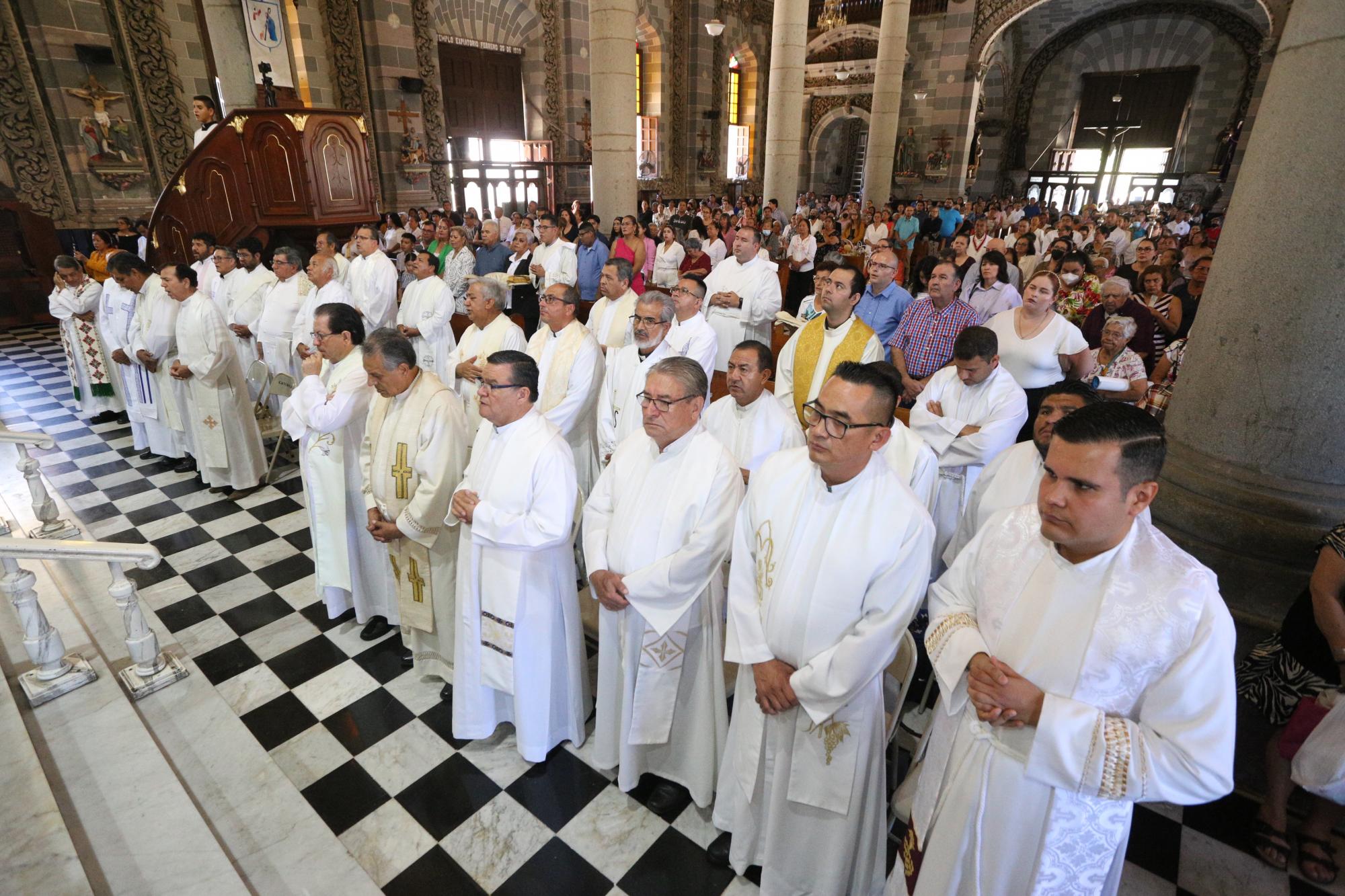 $!Sacerdotes de la Diócesis de Mazatlán estuvieron presentes en la misa.