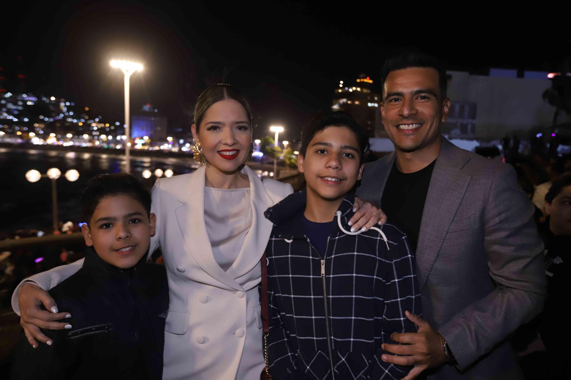 $!Estrella Palacios Domínguez y Román Lizárraga Quintero junto a sus hijos Rodrigo y Román.