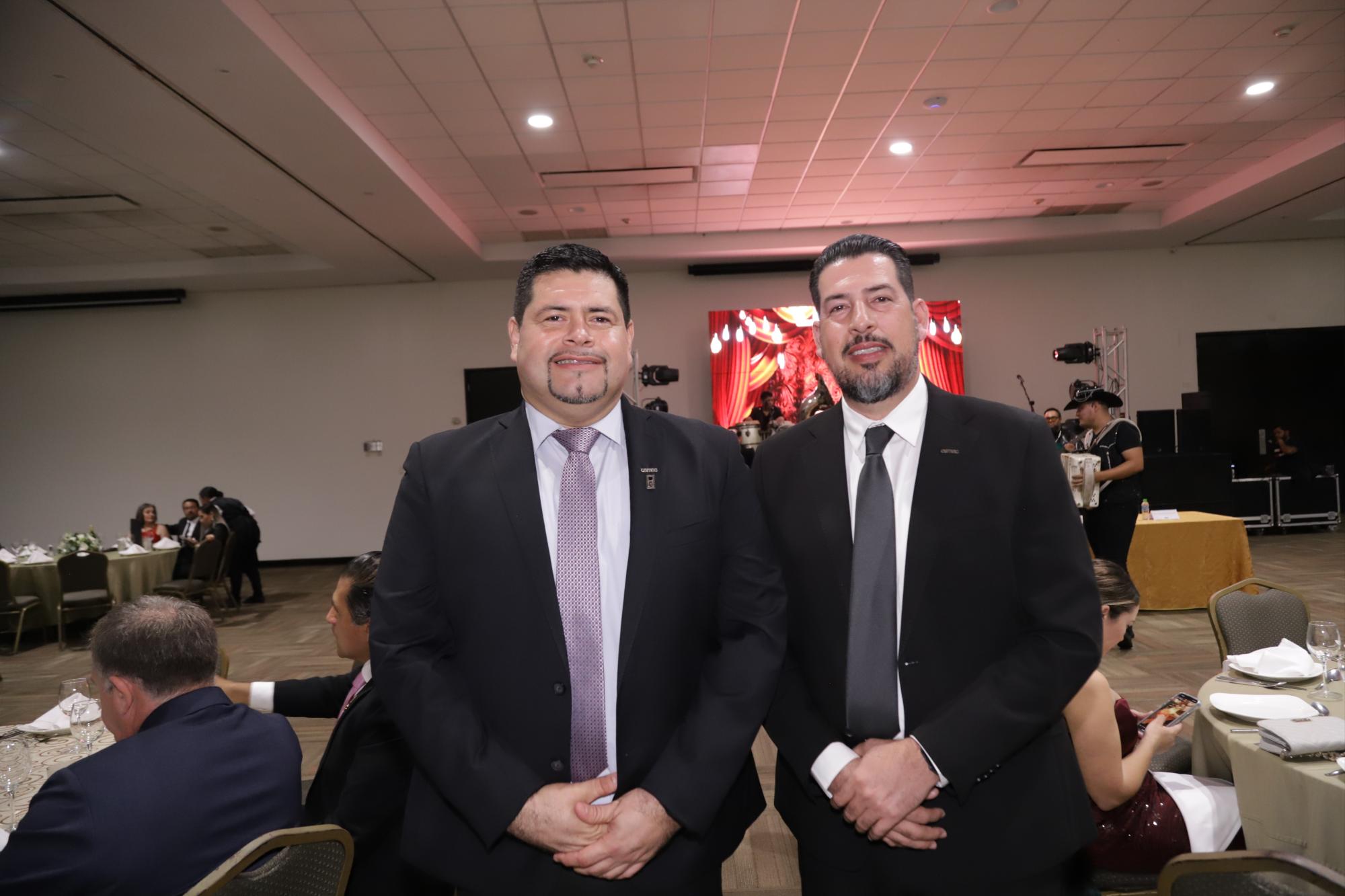 $!Gerónimo Salas y Eduardo Salas, presidente saliente y entrante, respectivamente, del Colegio de Arquitectos de Mazatlán.