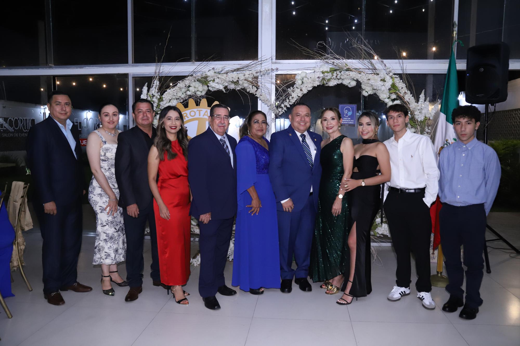 $!Miguel Ángel López junto a su familia que lo acompañaron esa noche tan especial.