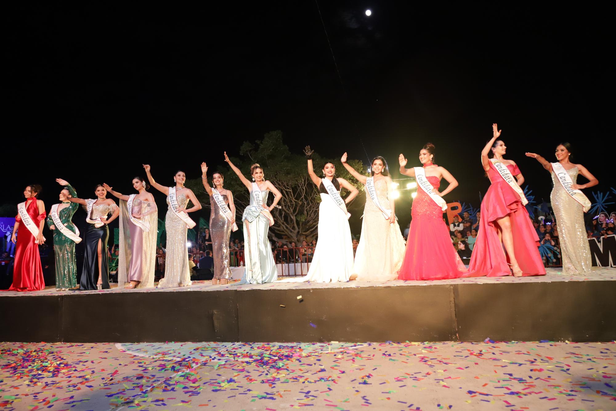 $!Las chicas aspirantes a la corona de Reina del Carnaval 2025, realizaron una pasarela al llegar a la Plazuela Solidaridad, luego de su participación en la primera manifestación.