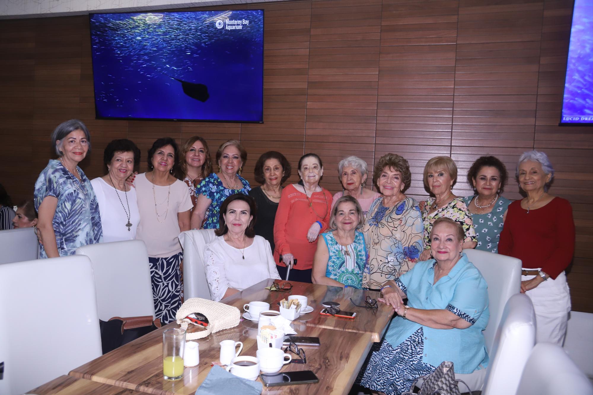 $!La cumpleañera entre sus amigas de Comité de Damas del Hospital General.