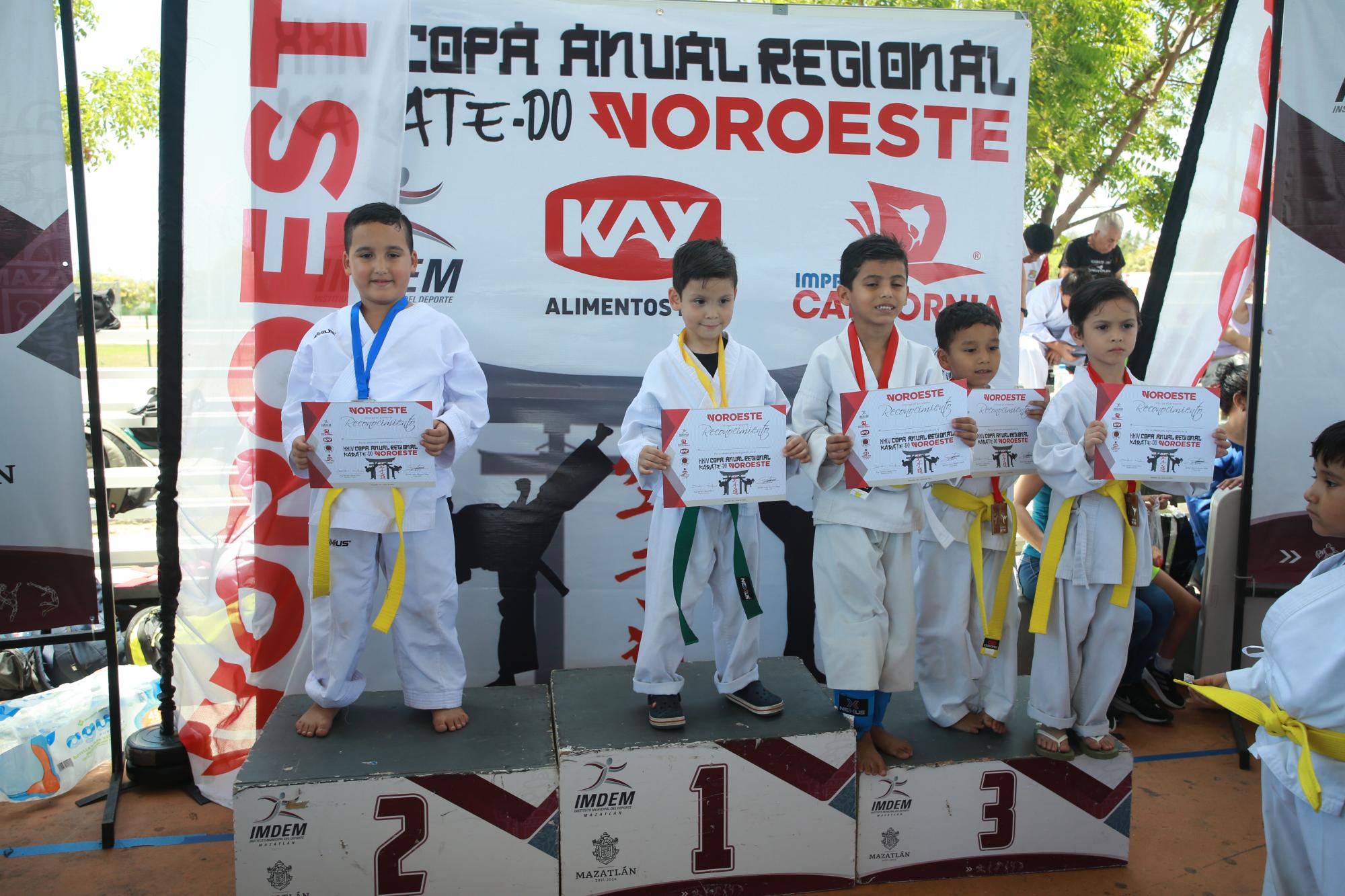 $!Los niños muestras orgullosos sus medallas y diplomas.