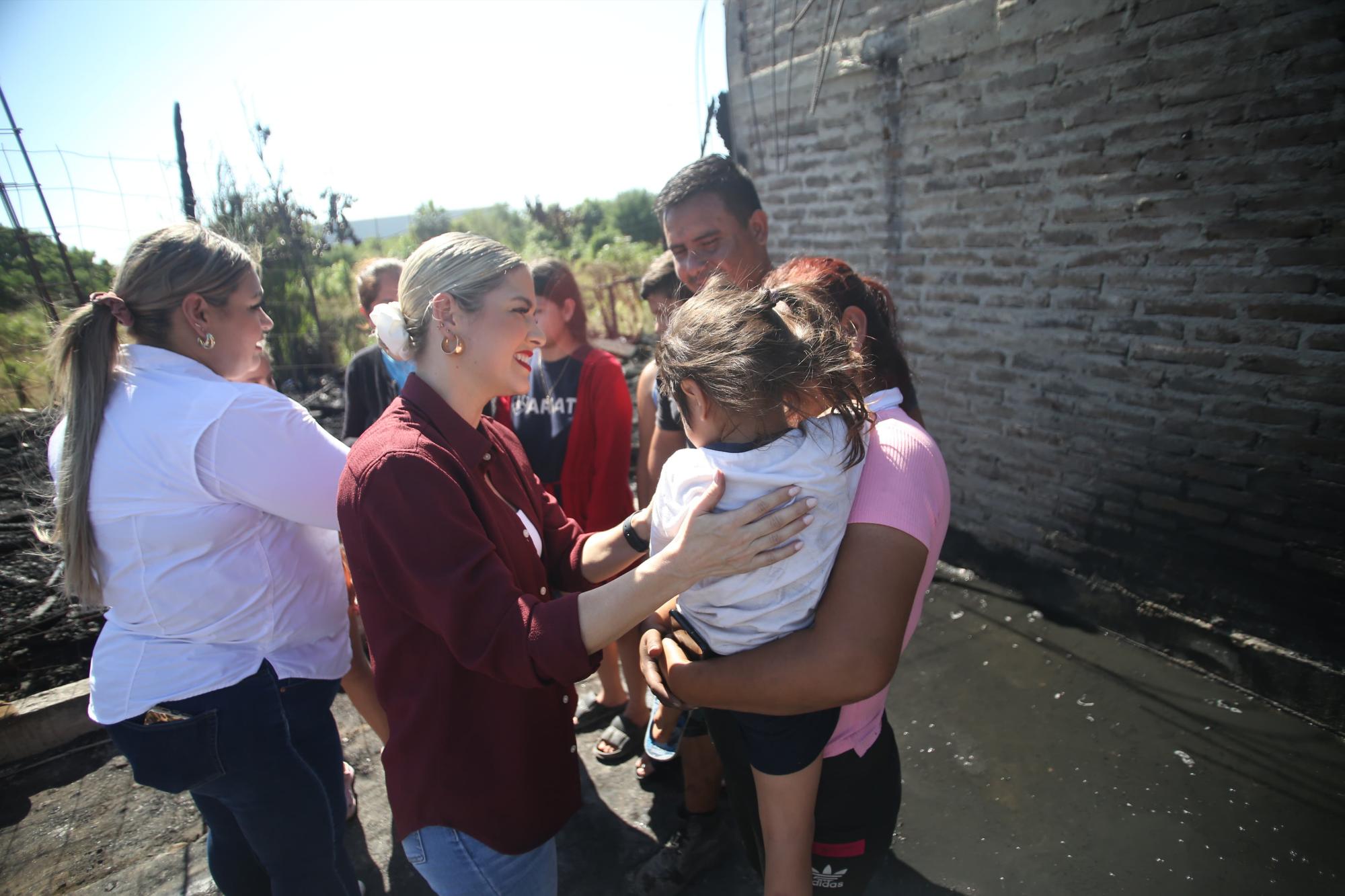 $!Consume fuego dos casas en invasión Bugambilias en Mazatlán; DIF estatal y Alcadesa brindan apoyan a afectados