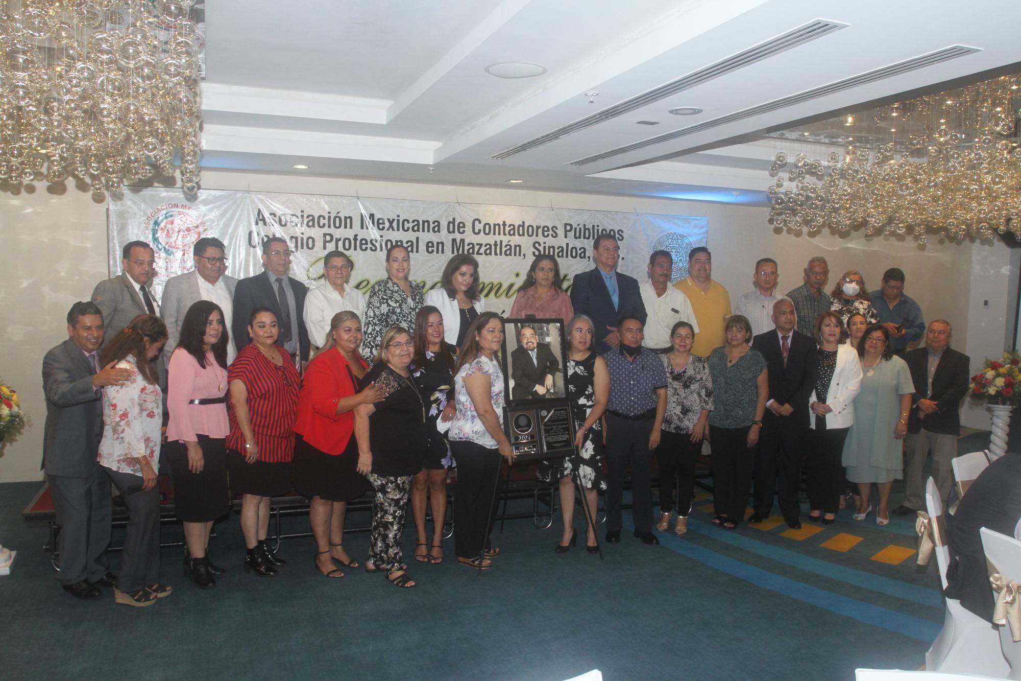 $!Los integrantes de la Asociación Mexicana de Contadores Públicos, Colegio Profesional en Mazatlán, Sinaloa, AC, se toman la fotografía del recuerdo junto a una foto de José Andrés Álvarez Cota, que fue colocada en el presidum.