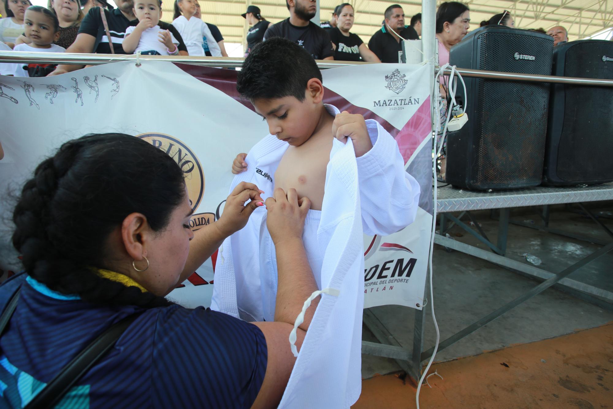 $!Katia Cervantes ayuda a su hijo Dereck Gael Bojórquez, de Angostura.