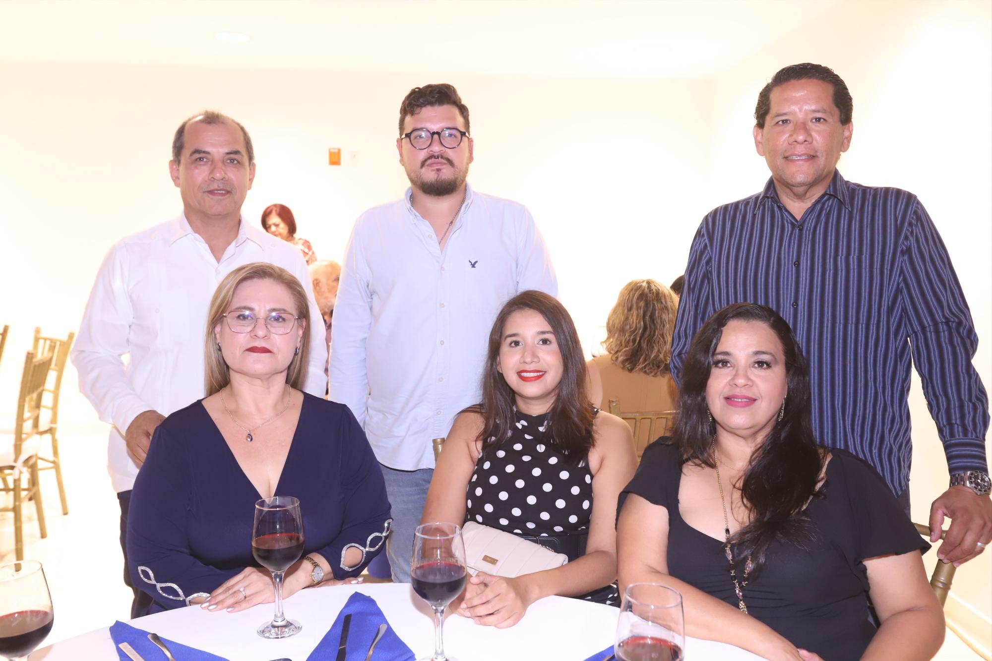 $!Adolfo González, Ernesto Silva, Jorge Ortega, Maria de la Luz Domínguez, Adriana Chávez y Adriana Márquez.