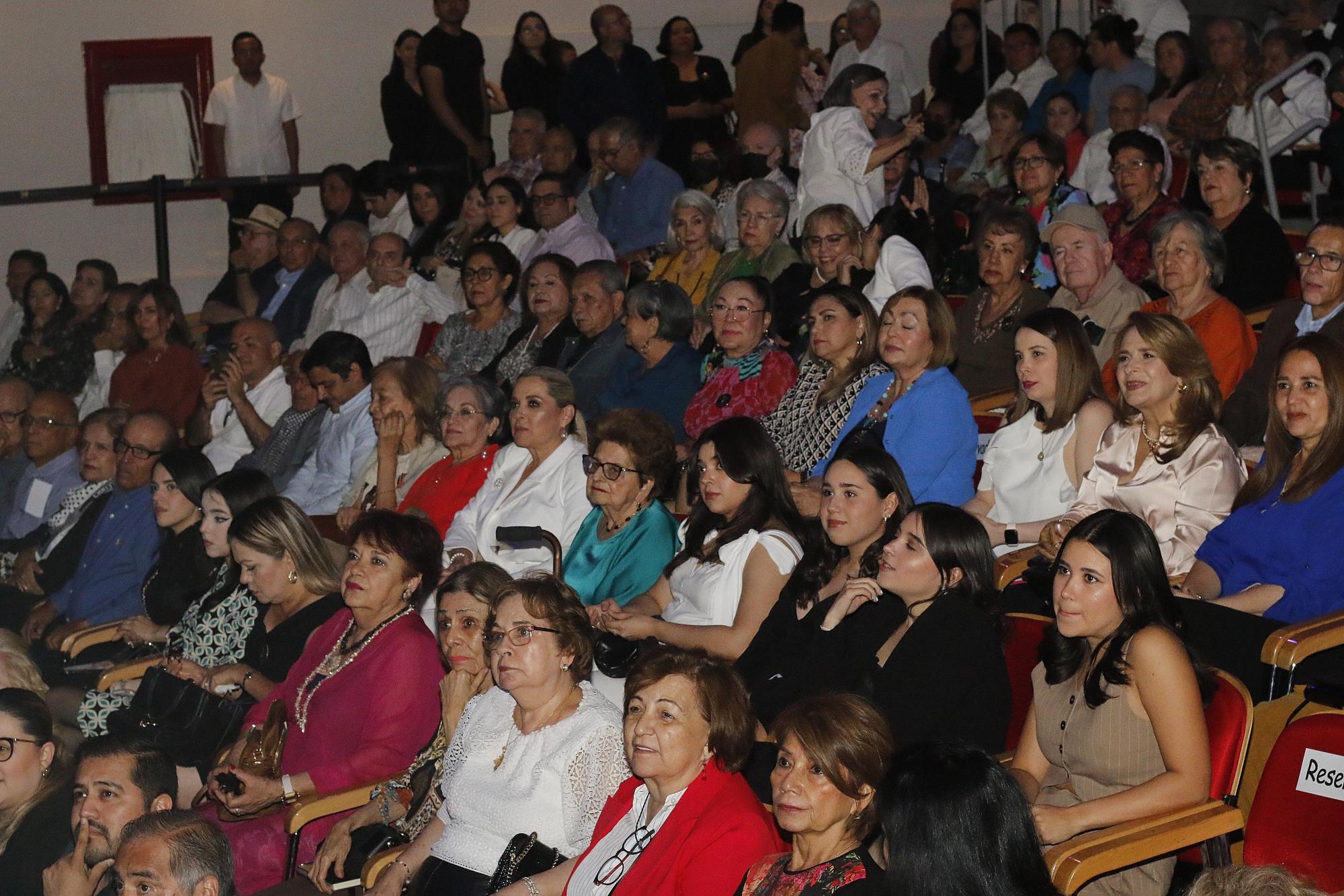 $!El público durante la presentación.