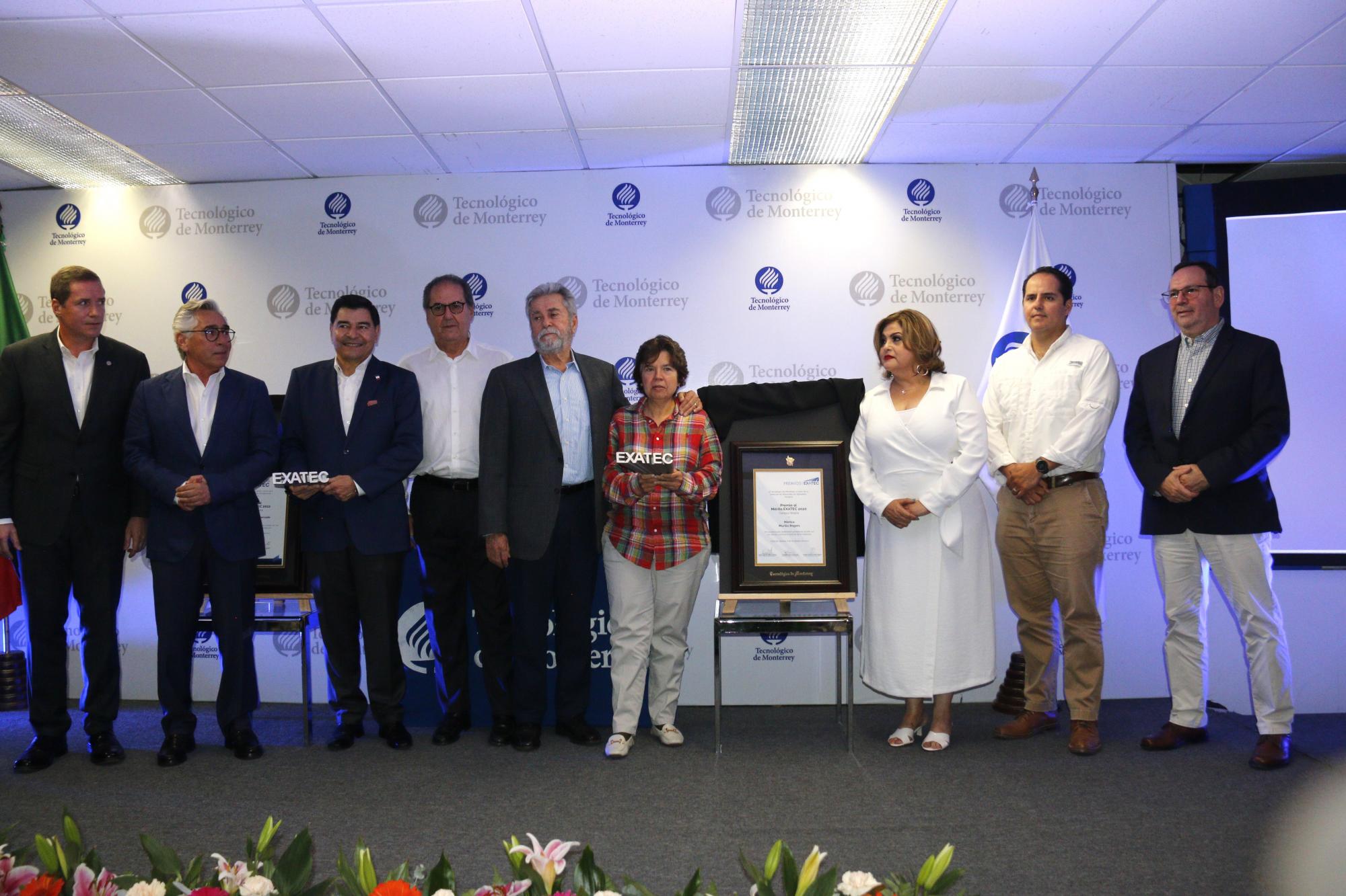 $!Integrantes del Consejo del Tecnológico de Monterrey realizan la entrega del galardón.