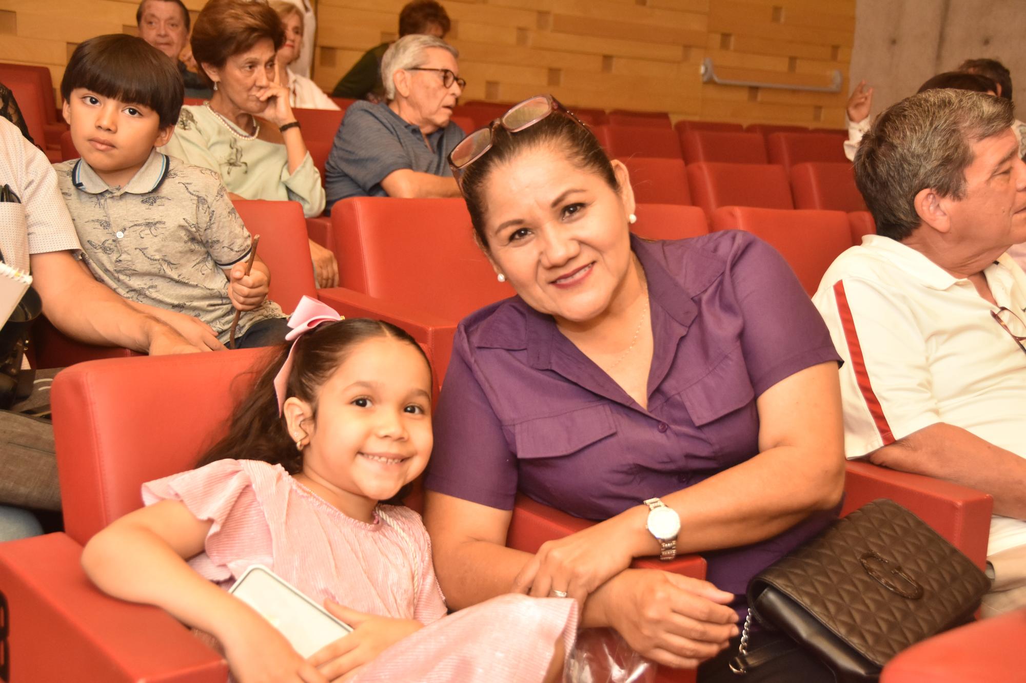 $!Isabel Ureña con la pequeña Isabella Madrigal.