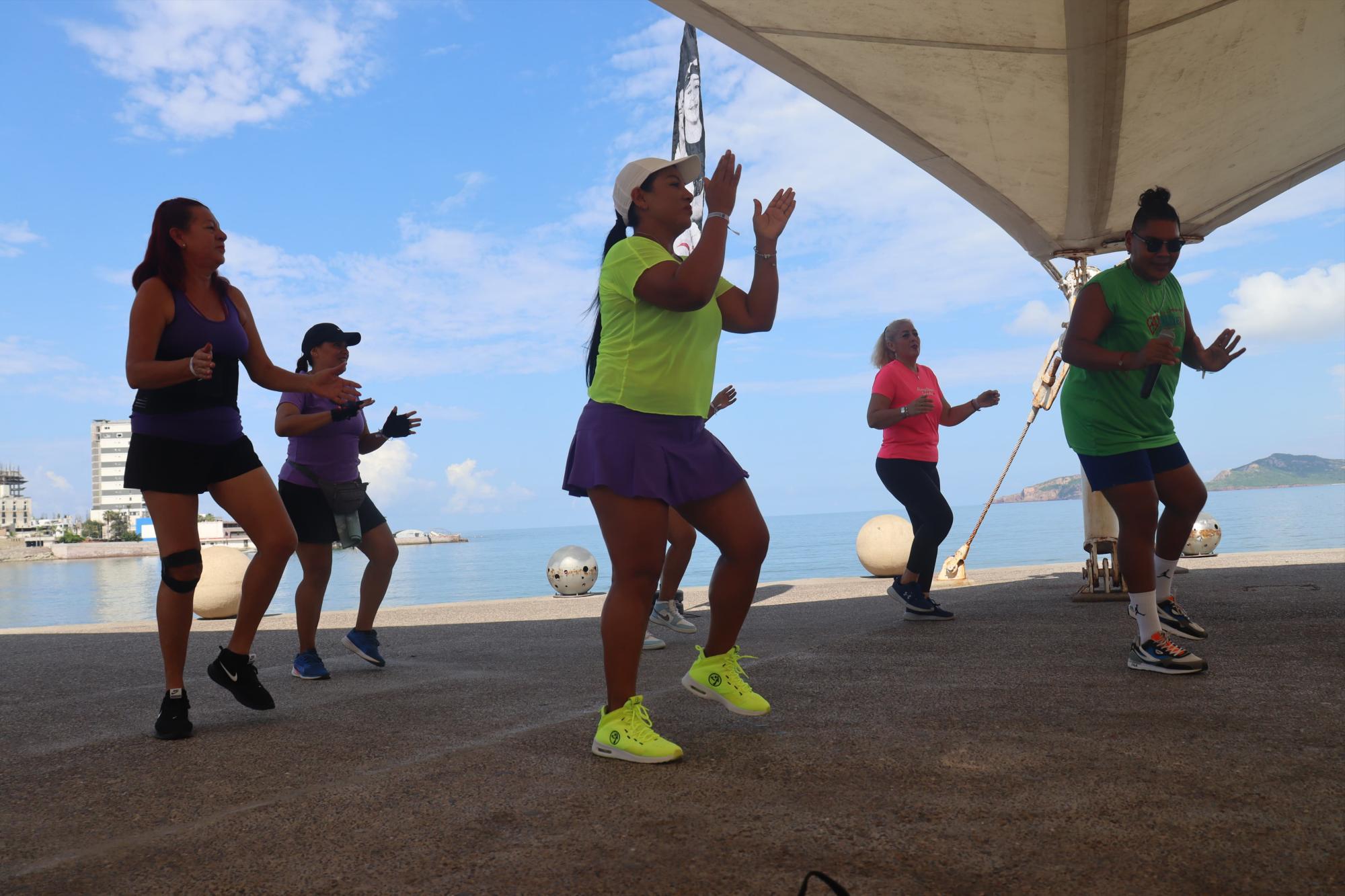 $!Bailan en favor de niños con discapacidad, en Playa Norte