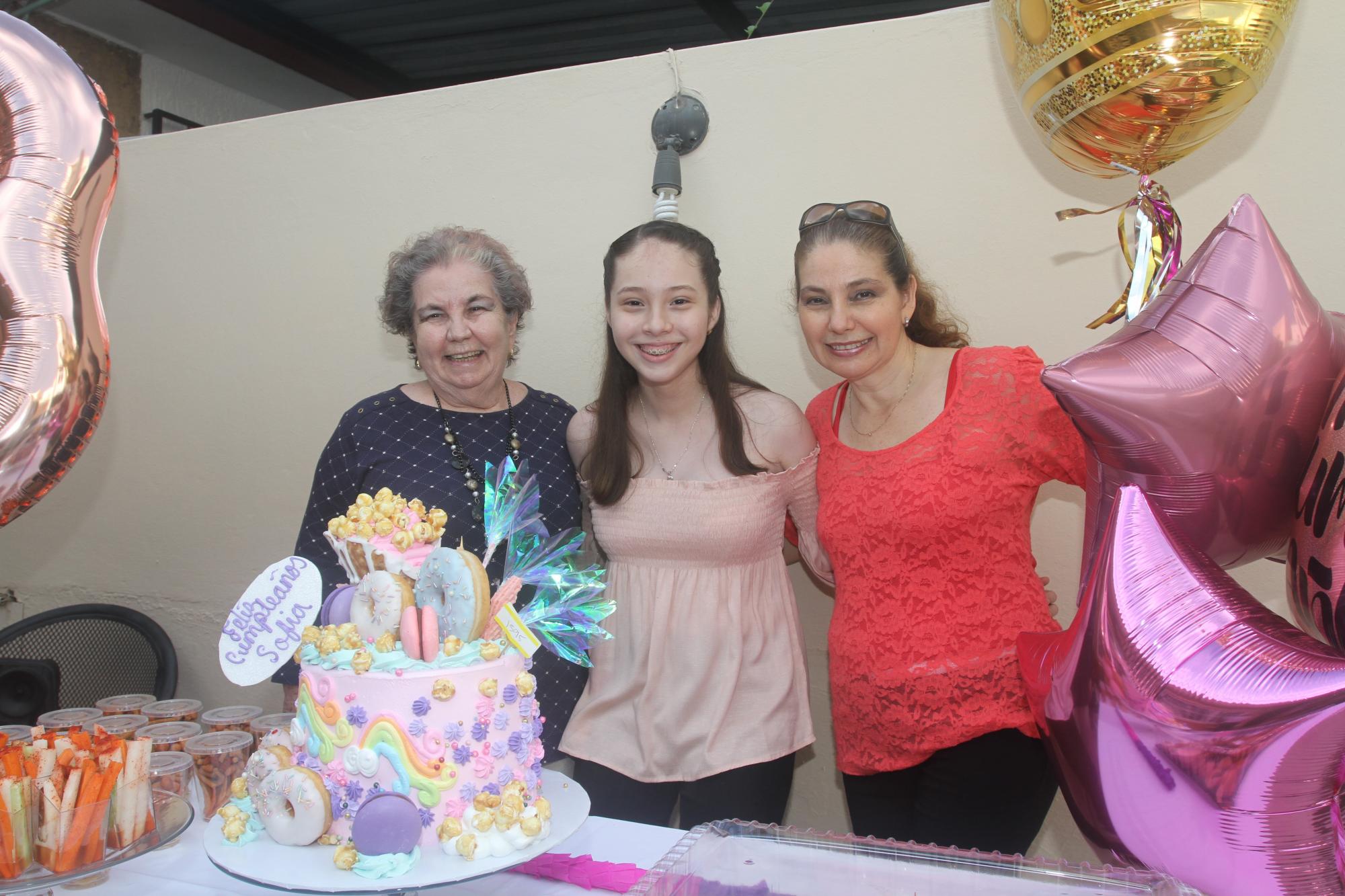 $!Sofía Gabriela entre su abuelita María Lizárraga y su mamá, Gabriela Osuna.