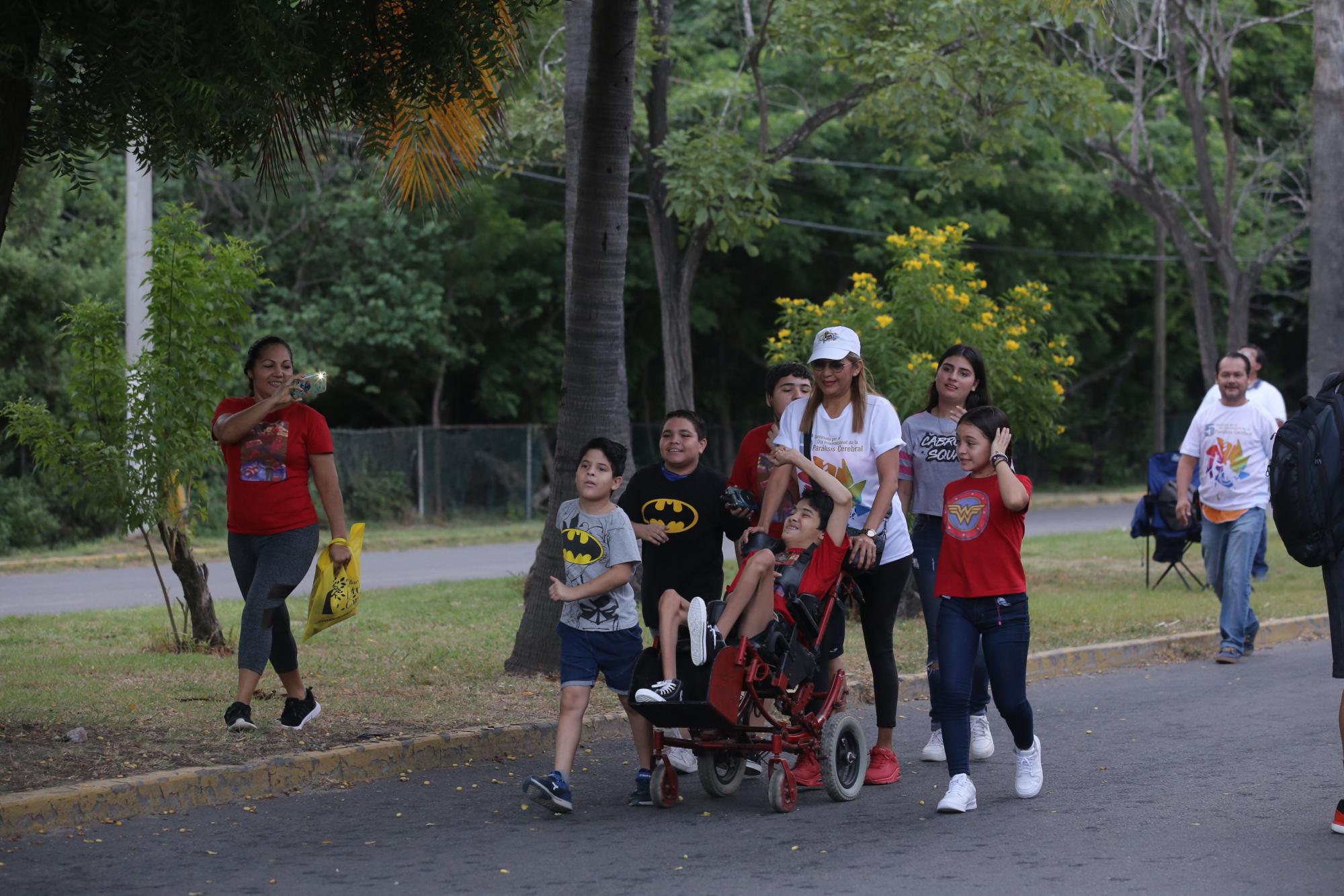 $!Niños con discapacidad acompañados de sus familiares participaron en la justa.