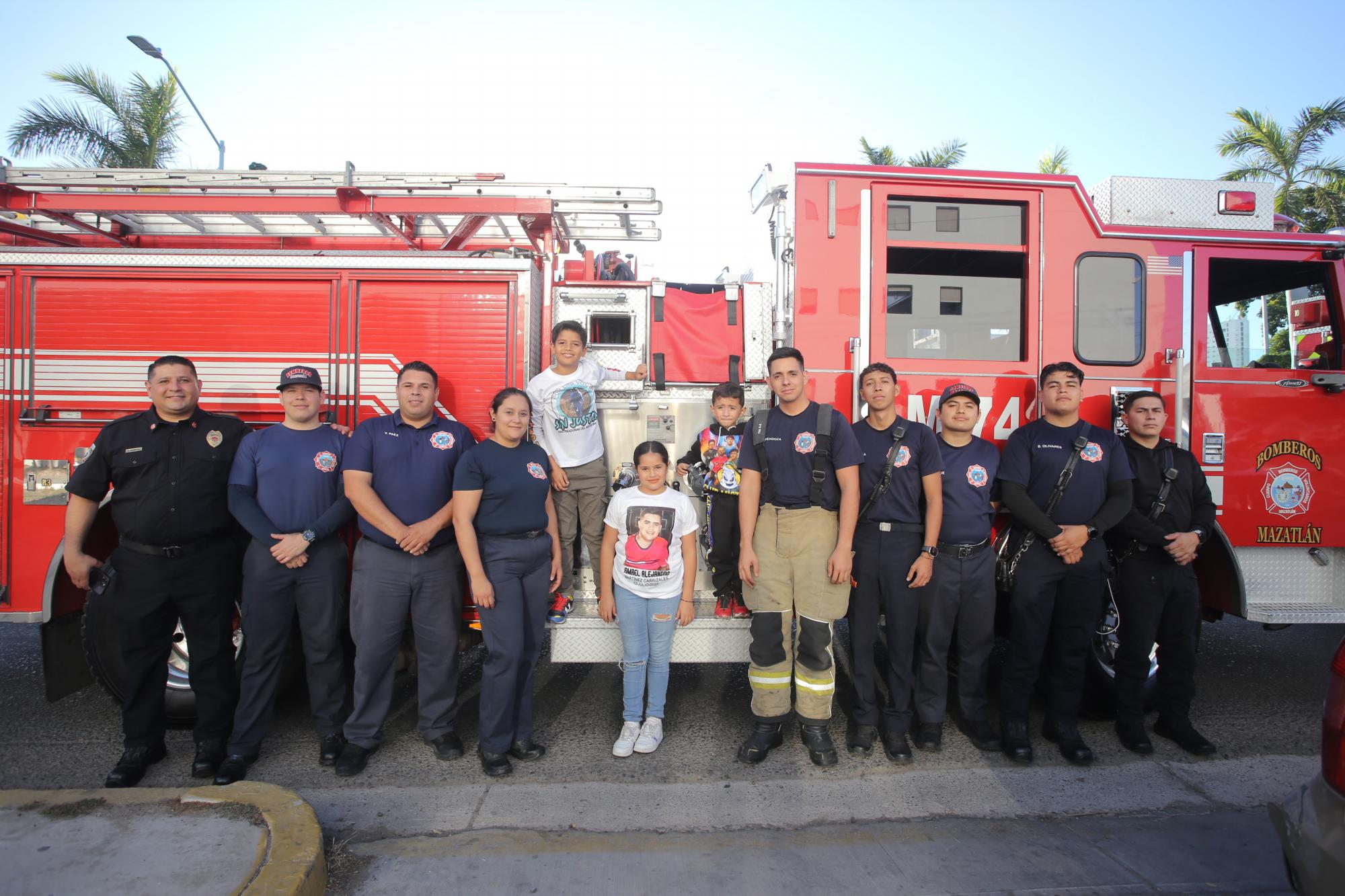 $!Los pequeños Luis Alejandro, Ariana Yoselin y Sebastián junto a Saúl Alfredo Robles, comandante del Cuerpo de Bomberos Voluntarios Mazatlán y elementos de la agrupación.