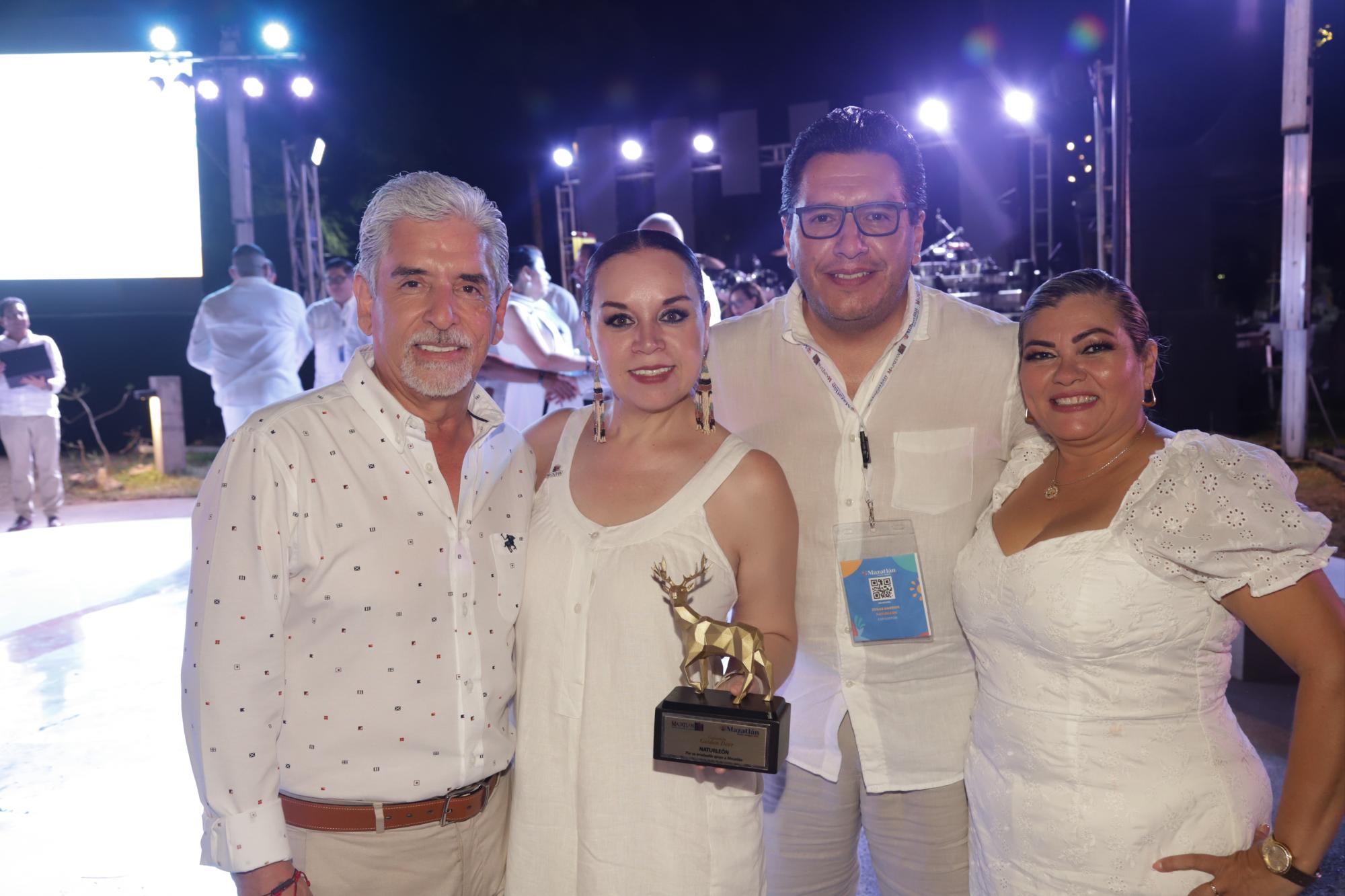 $!Alonso Yerena, Verónica García, Édgar Barrios y Mari López con su reconocimiento.