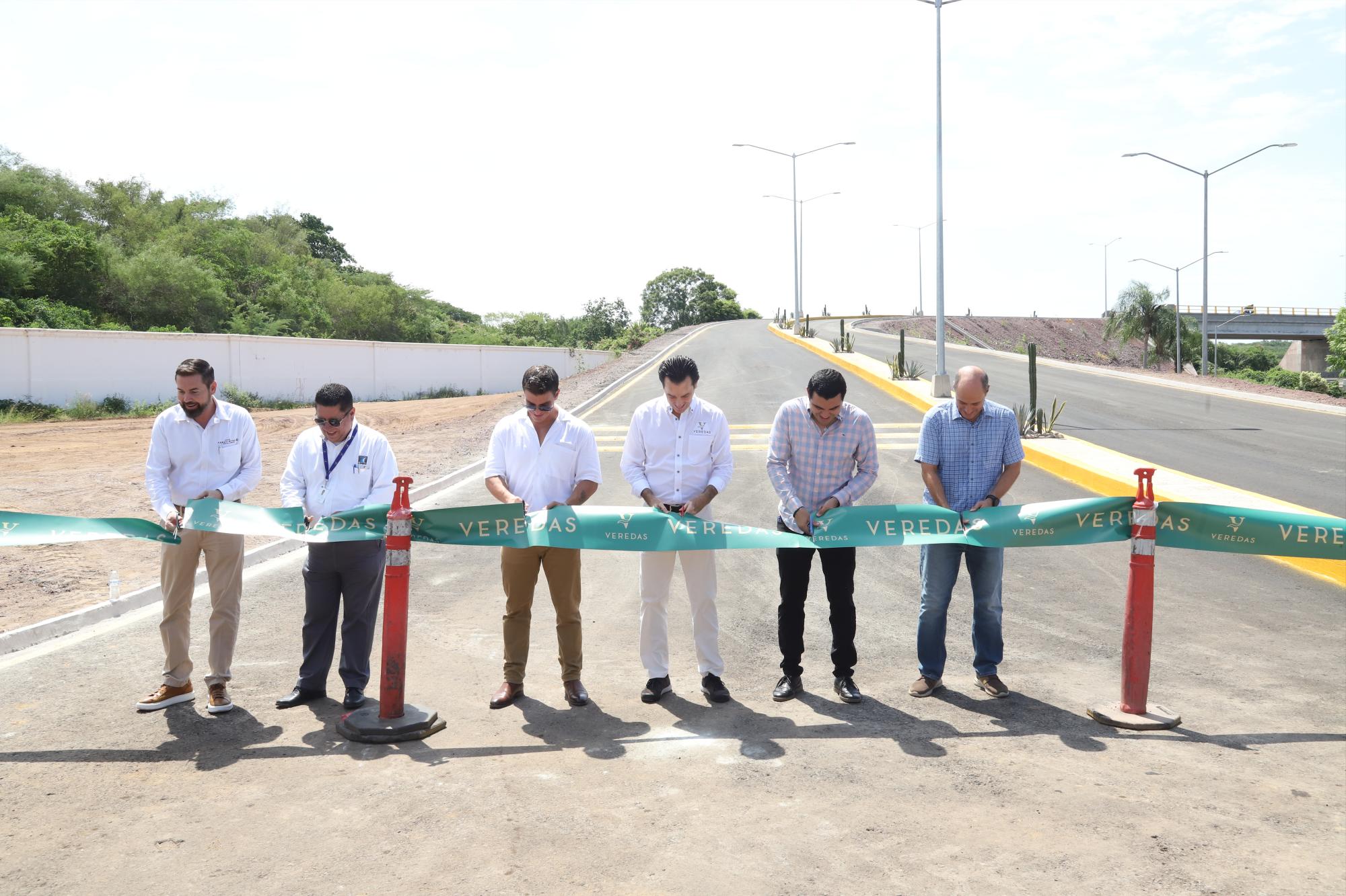 $!Inivtados especiales, directivos del Grupo Trassen y Veredas, realizan el corte del listón oficial del puente.