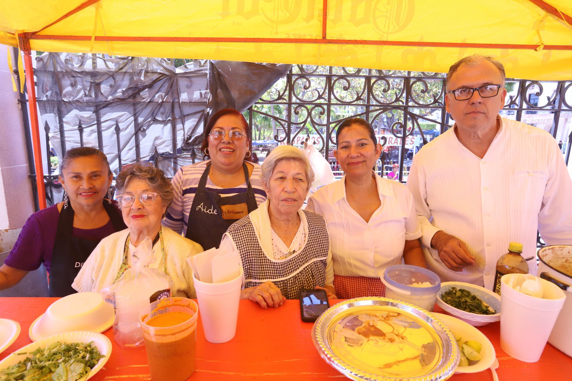 $!Bertha López, Bertha Ortega, Aide Villa, Irma Manríquez, Angélica Montero y Sergio Osuna.