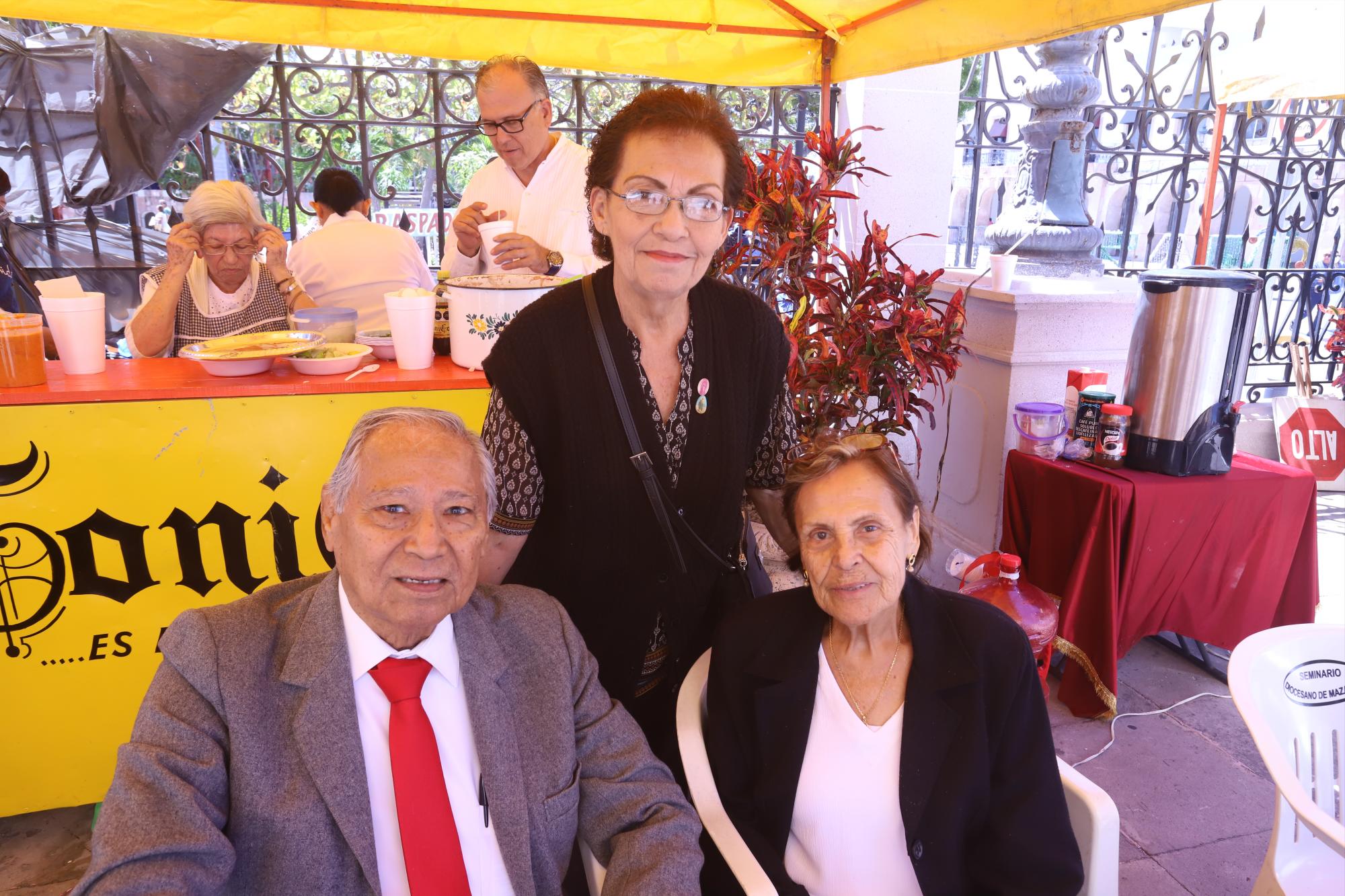 $!María Antonieta Arce, Víctor Jesús Núñez e Hilda Torres de Núñez.