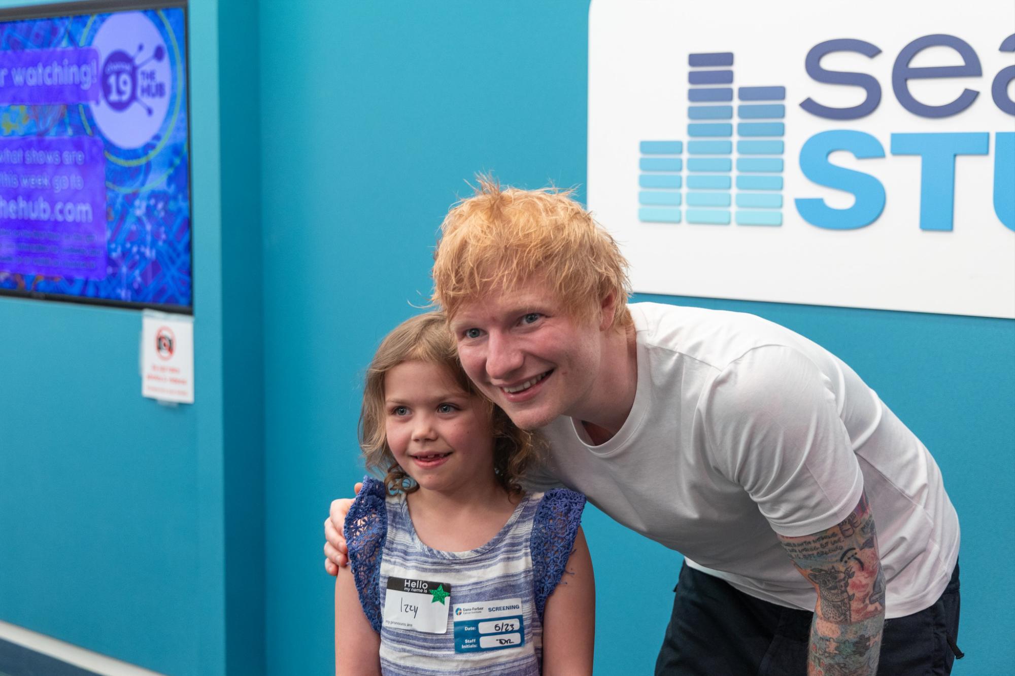 $!Sorprende Ed Sheeran a pacientes de hospital infantil