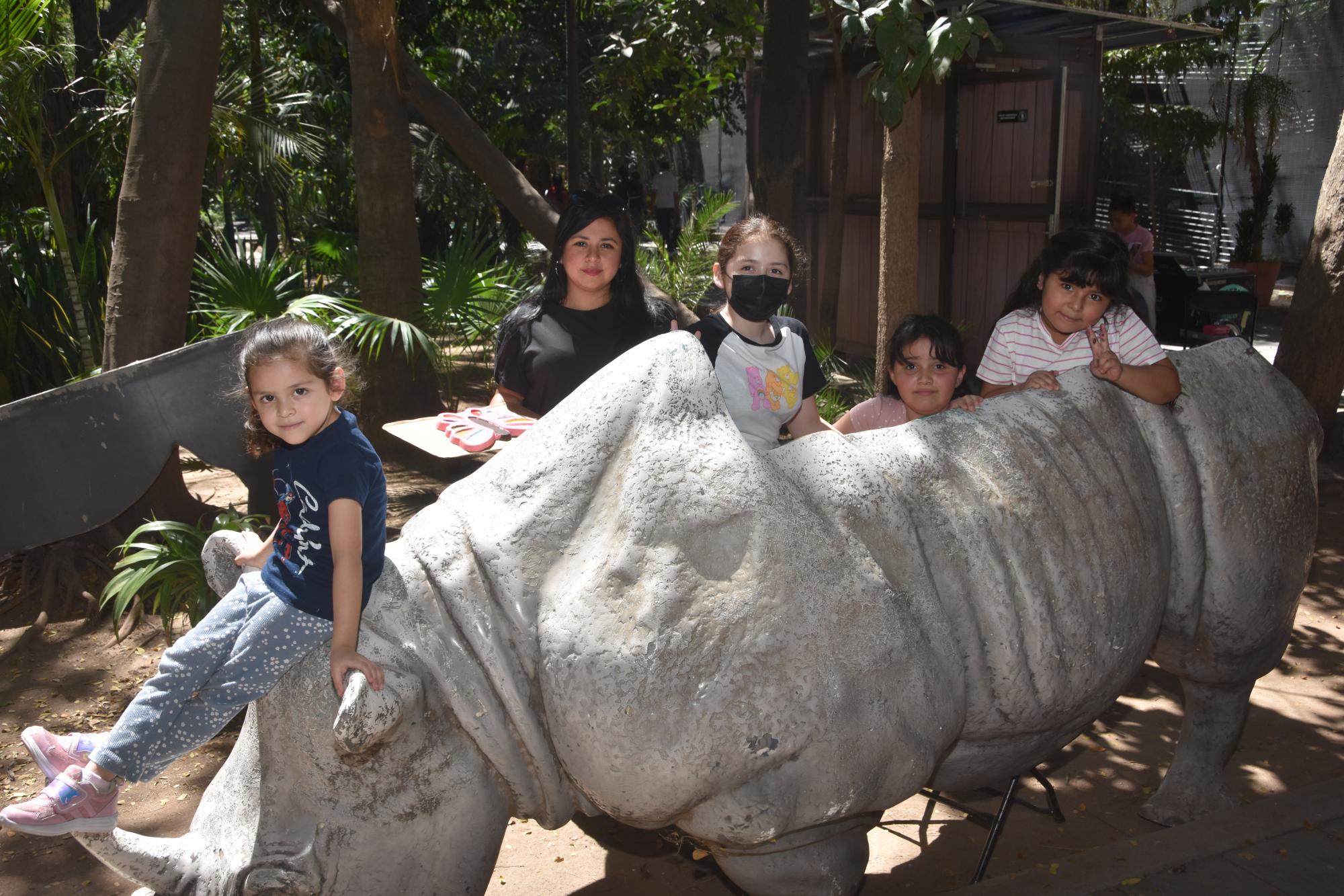 $!La familia Zataráin, de Culiacán posa con el hipopótamo.