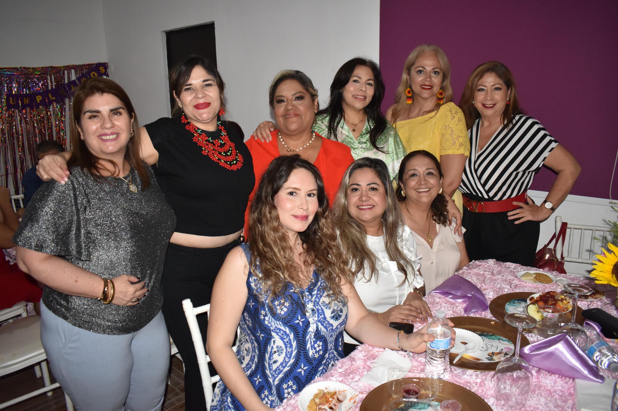 $!René Zazueta, Rocío Munguía, la festejada Eva Guadalupe, Claudia Balderrama, Maricela Rivas, Palmira Olivas, Ana Cristina Angulo, Luz Aymé Cuen y Paty Ward.