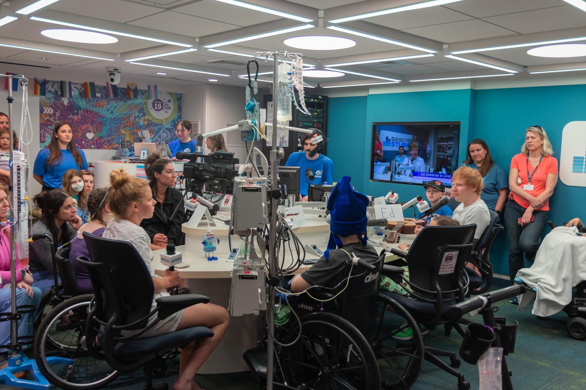 $!Sorprende Ed Sheeran a pacientes de hospital infantil