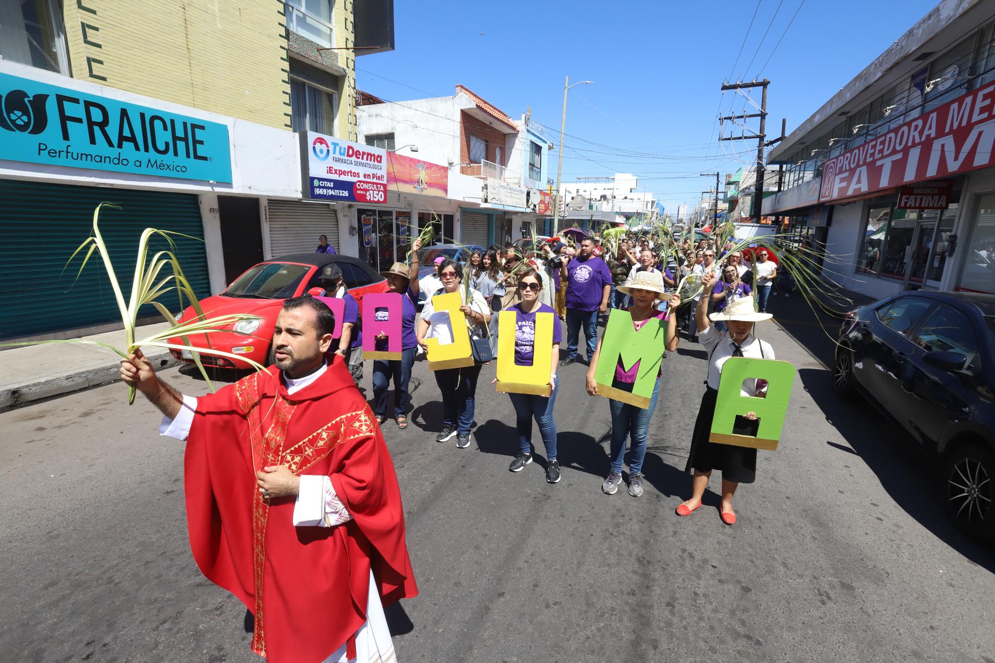 $!Esa mañana se celebró una procesión con lo que dio inicio la Pascua Juvenil de Mazatlán 2024.