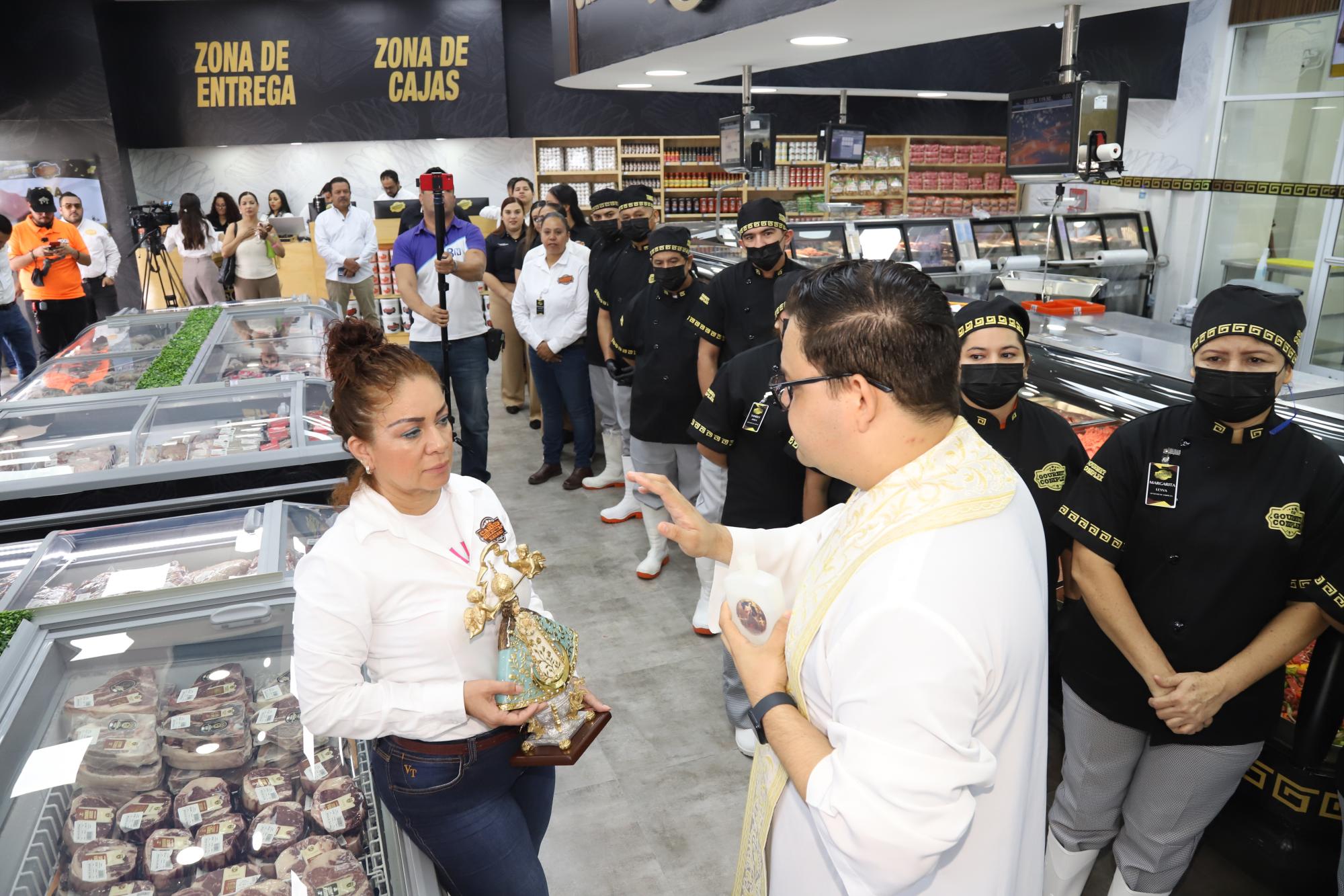 $!En el evento el presbítero Antonio de Jesús Félix Gárate bendijo la imagen de la Virgen de San Juan de los Lagos.