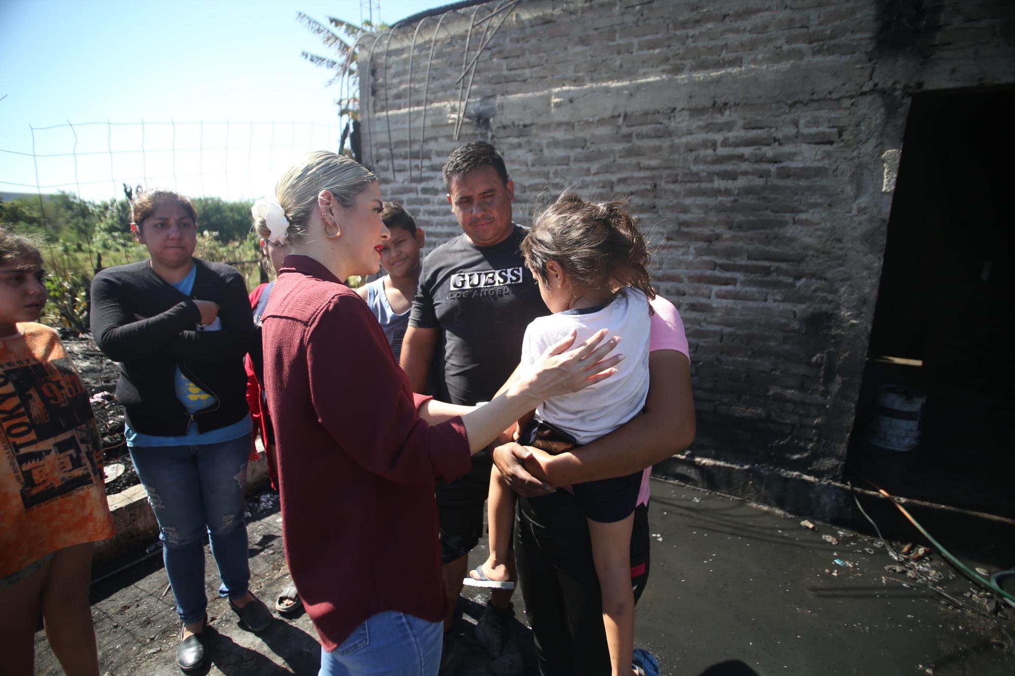 $!Consume fuego dos casas en invasión Bugambilias en Mazatlán; DIF estatal y Alcadesa brindan apoyan a afectados