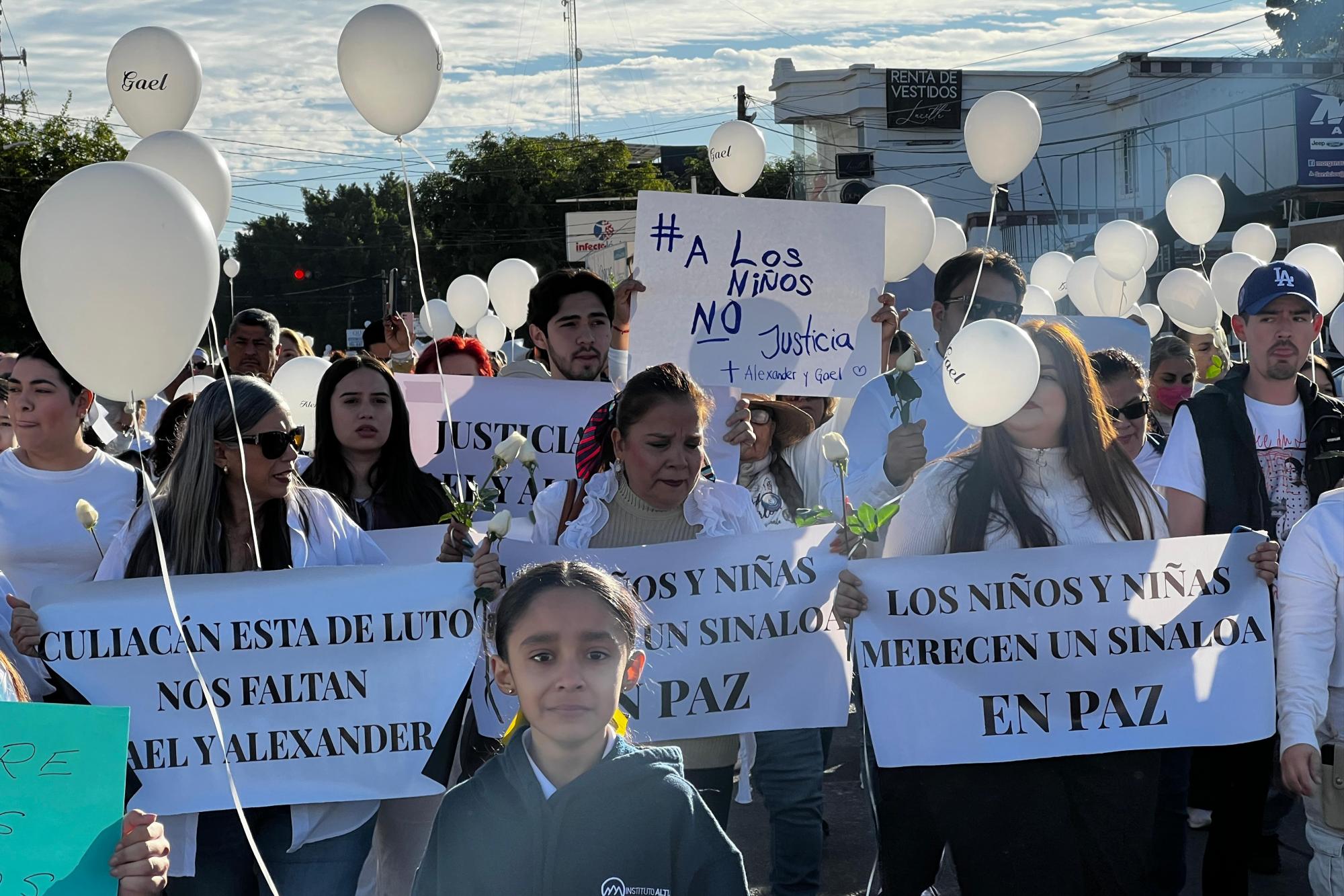 $!Estallan maestros, estudiantes y familias contra Gobierno por asesinato de Gael y Alexander