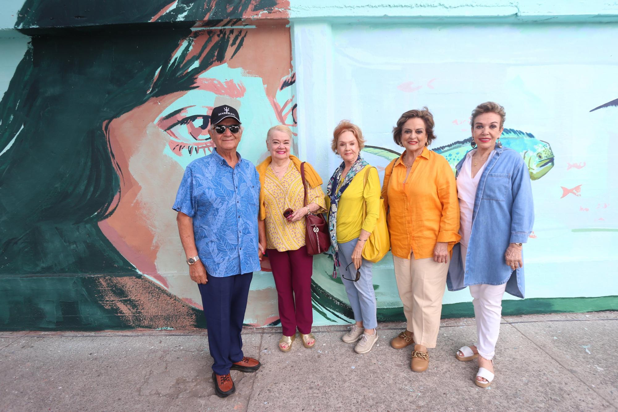 $!Emilio de la Fuente, Mabel Barros de De la Fuente, Cristina Reynaud de Fuentevilla, Rayito Arias de Rodríguez y Carmen Sánchez de García.