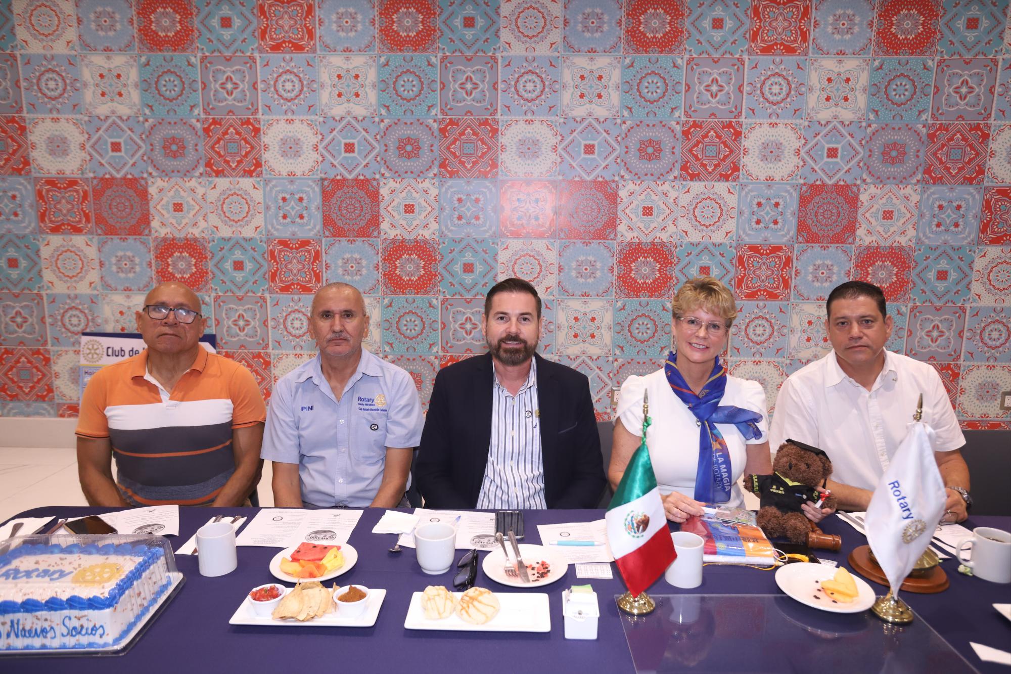 $!Hugo López, Humberto Pini Bernal, Sergio Rojas, Courtenay Frisch y Mario González, integrantes de diferentes clubes rotarios de Mazatlán, estuvieron presentes en el convivio.