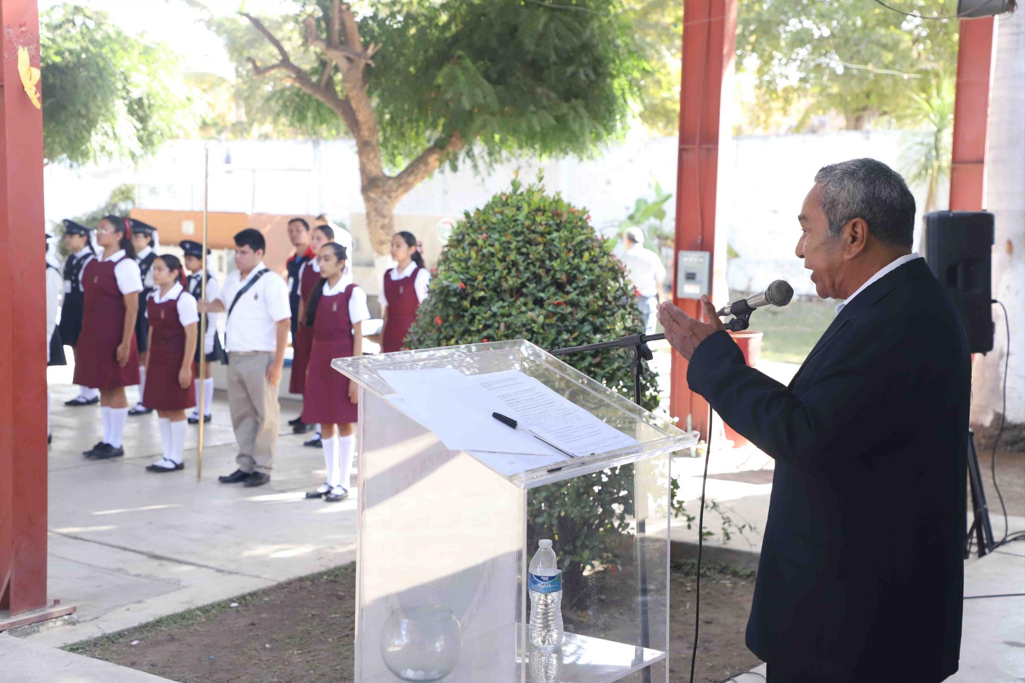 $!Arturo Cundapí Ramos, jefe de secundarias federalizadas en Mazatlán, expresó un mensaje a los jóvenes participantes.