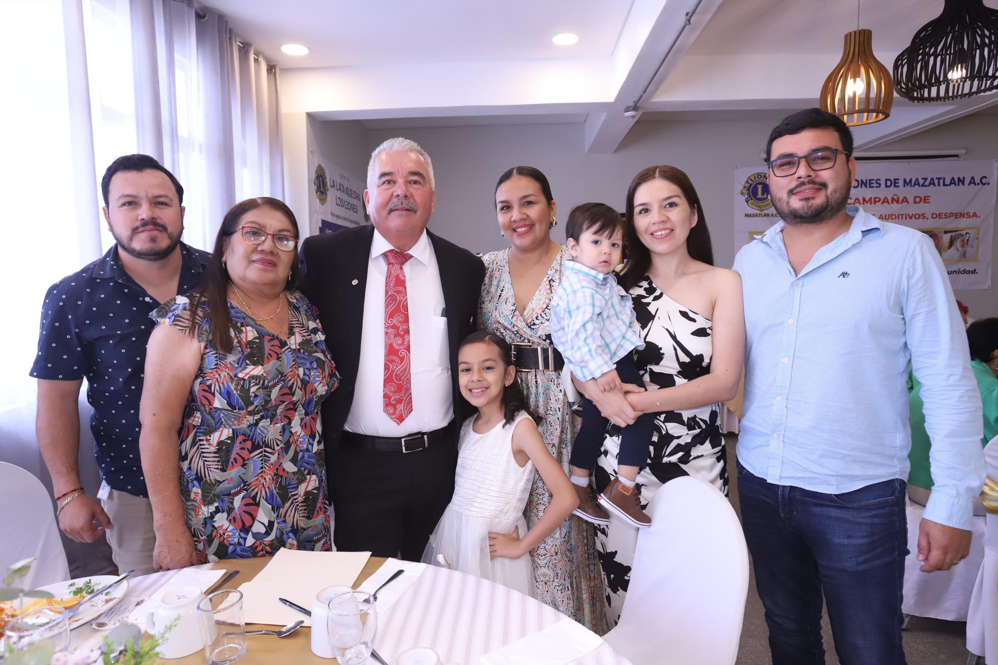 $!Wilevaldo Guardado Muñoz junto a su familia.