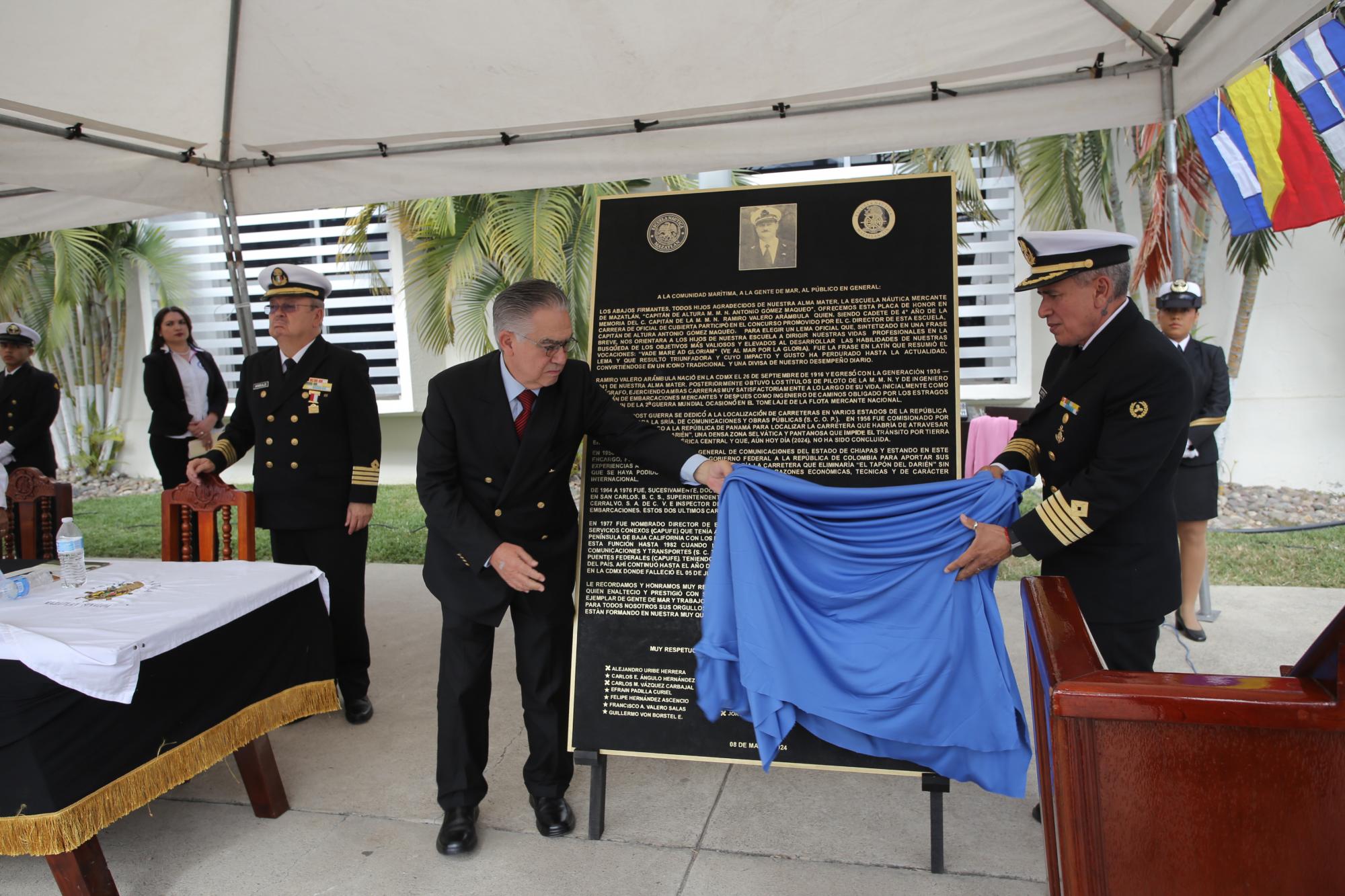 $!José Luis Valero Salas develó, a nombre de su familia, la placa en honor del Capitán de Altura Ramiro Valero Arámbula.