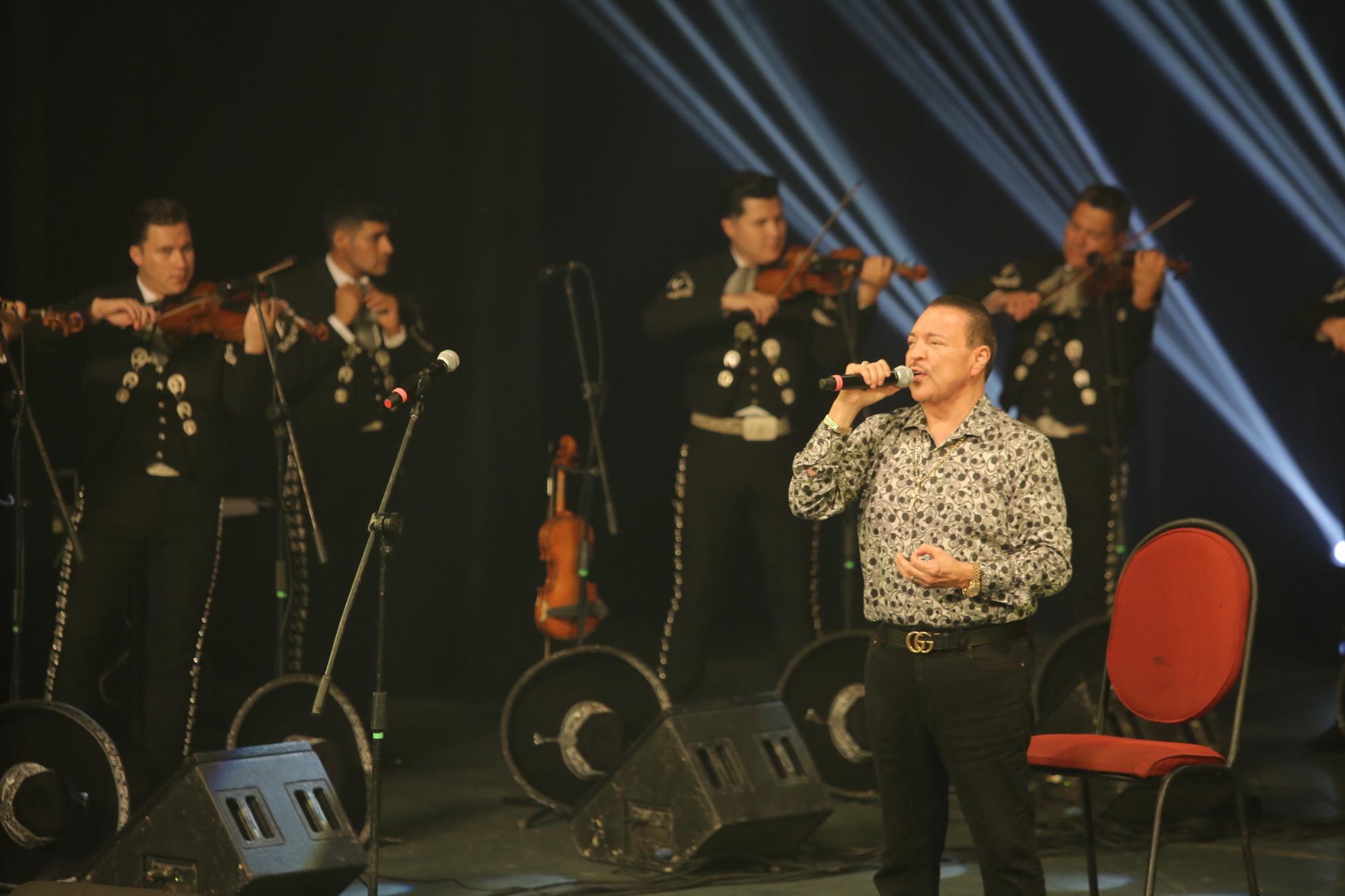 $!Julio Preciado se subió al escenario y cantó a dueto con el grupo la melodía Hermoso cariño, del autor Fernando Maldonado.