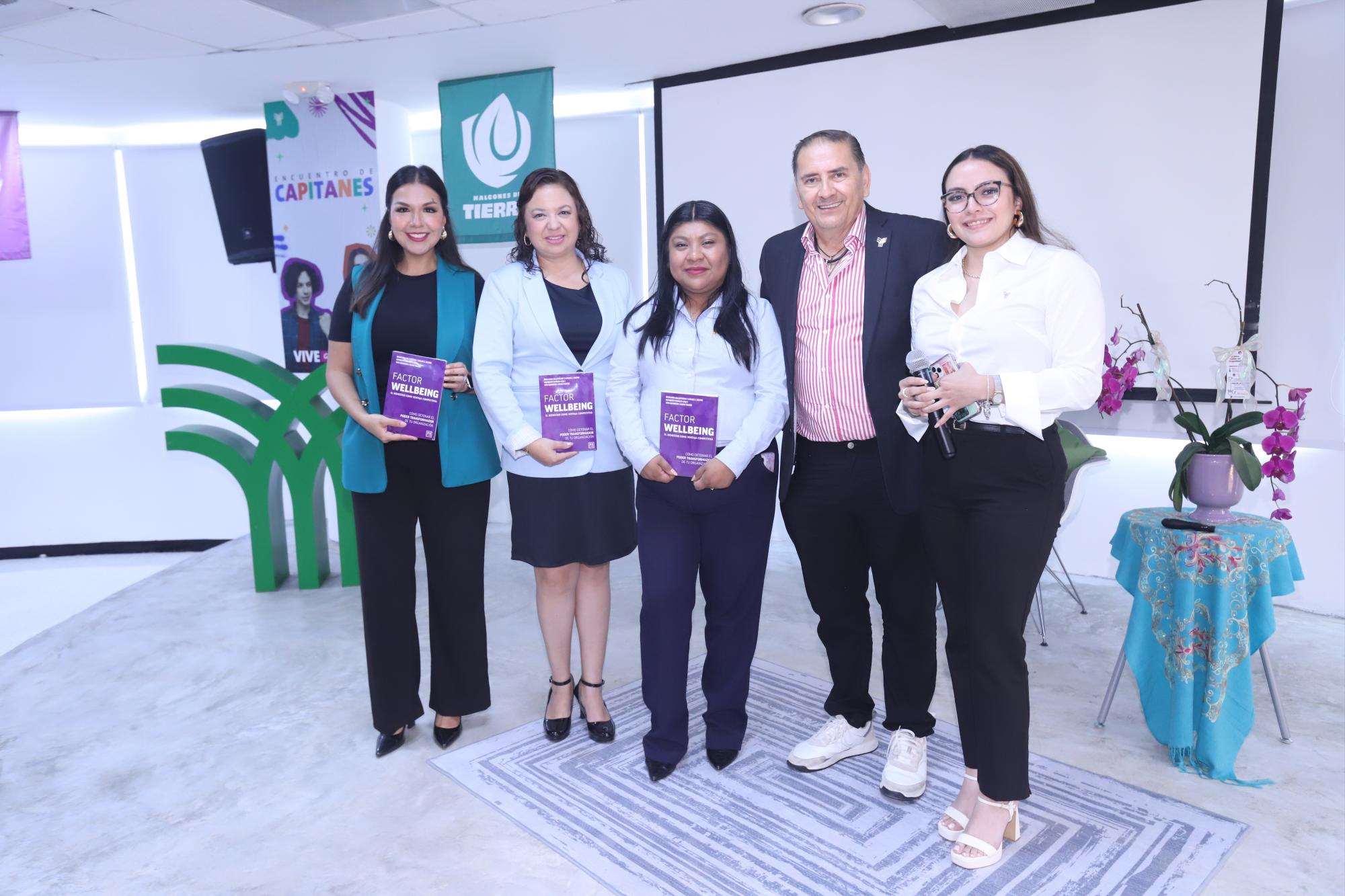 $!Lobelia Morales, Paola Álvarez y Gabriela Alvarado, ganadoras del libro Factor Wellbeing con Óscar García y Adriana Palacios.