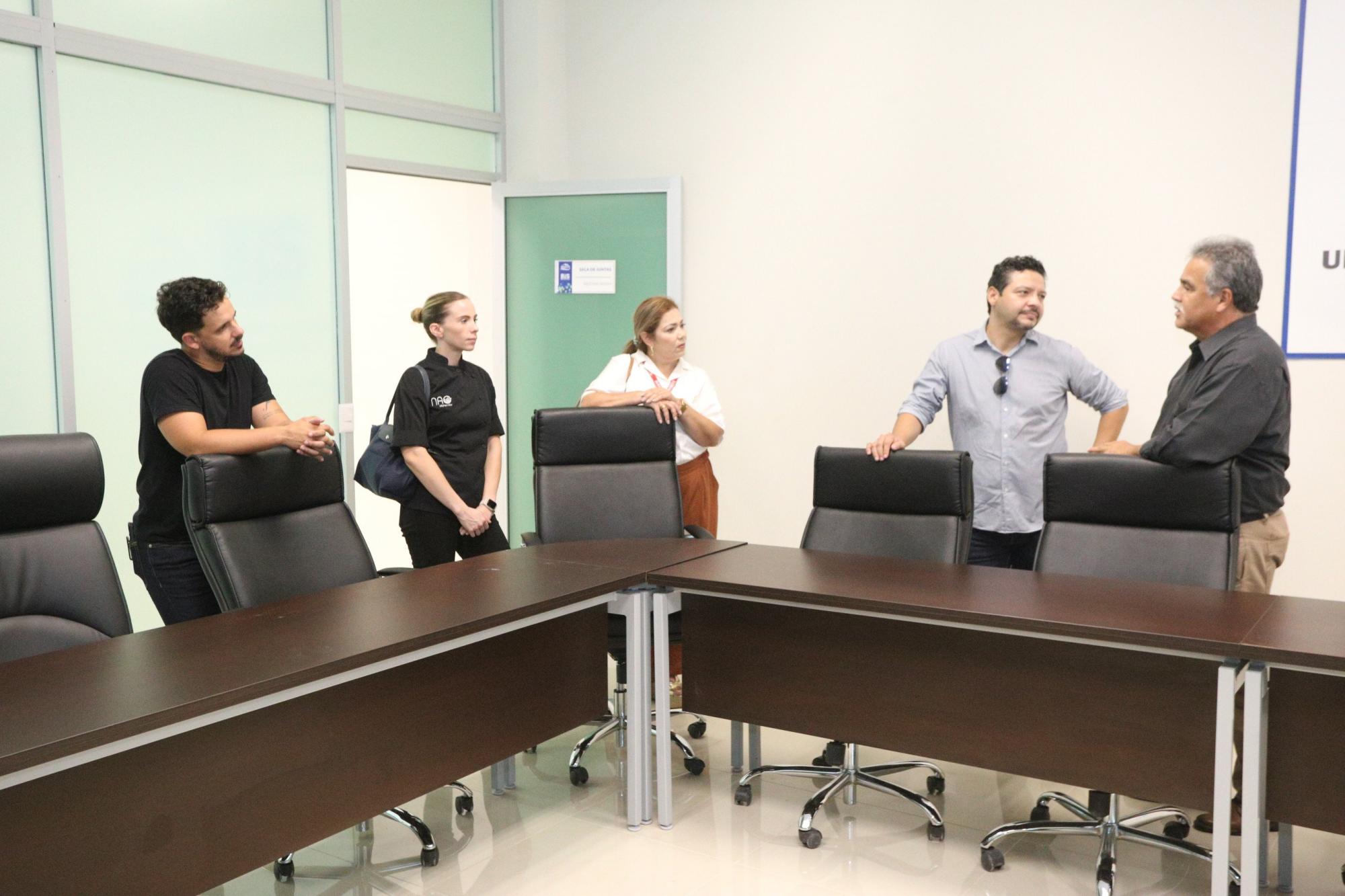 $!Isaac Aranguré, Andrea Lizárraga, Elizabeth Peraza y Adrián López Ortiz junto al Rector del plantel, Luis Miguel Flores Campaña, quien les dio un recorrido por la institución.