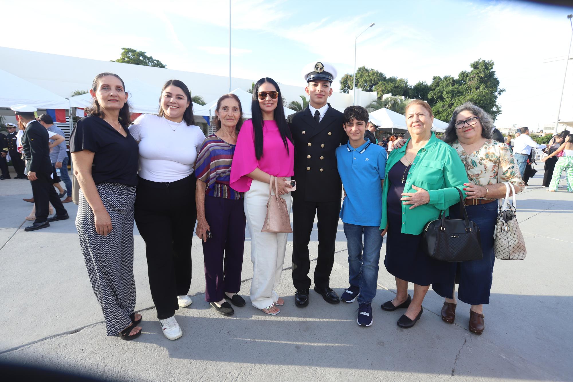 $!Diego Beltrán Brito entre Martha Brito, Fernanda Beltrán, Soledad Villalpando, Janeth Brito, Julián Beltrán, Consuelo Tirado y Lupita Beltrán.