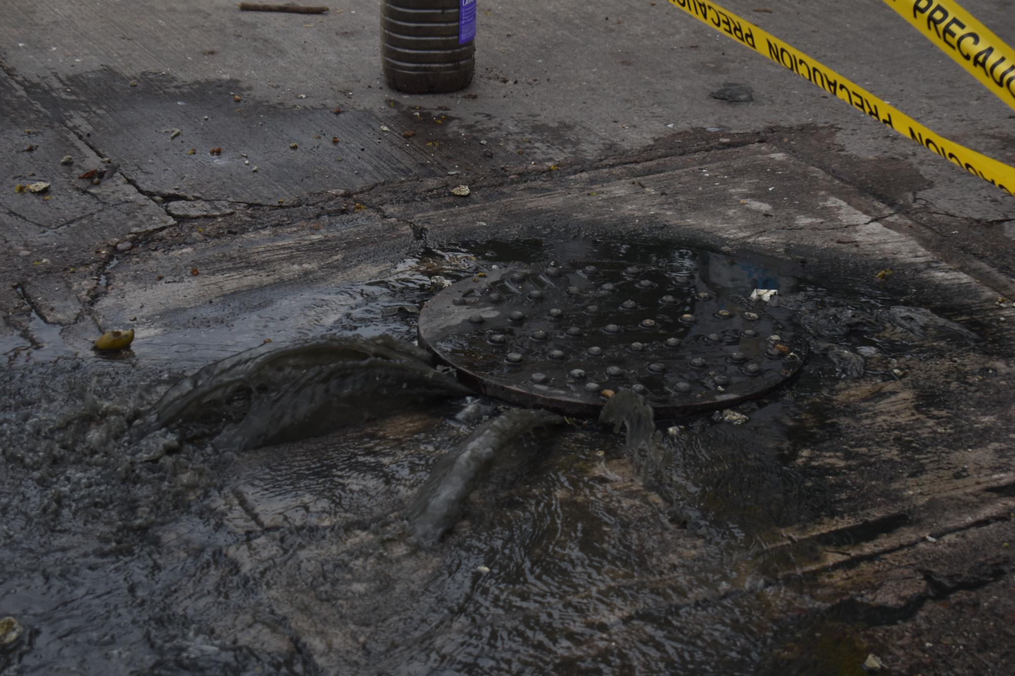 $!Tras lluvias en Culiacán se desprende alcantarilla en la colonia Sinaloa