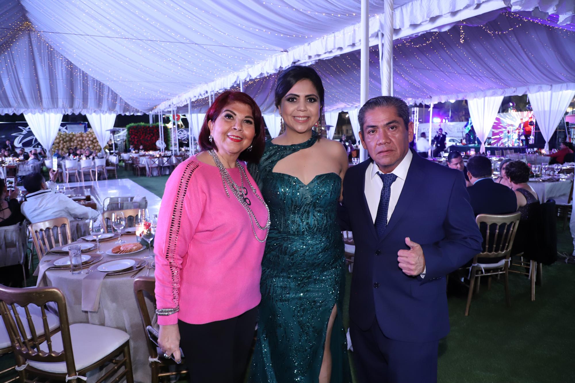 $!Carmen Salazar junto a María José Salazar y Raúl Ricardo Villavicencio.