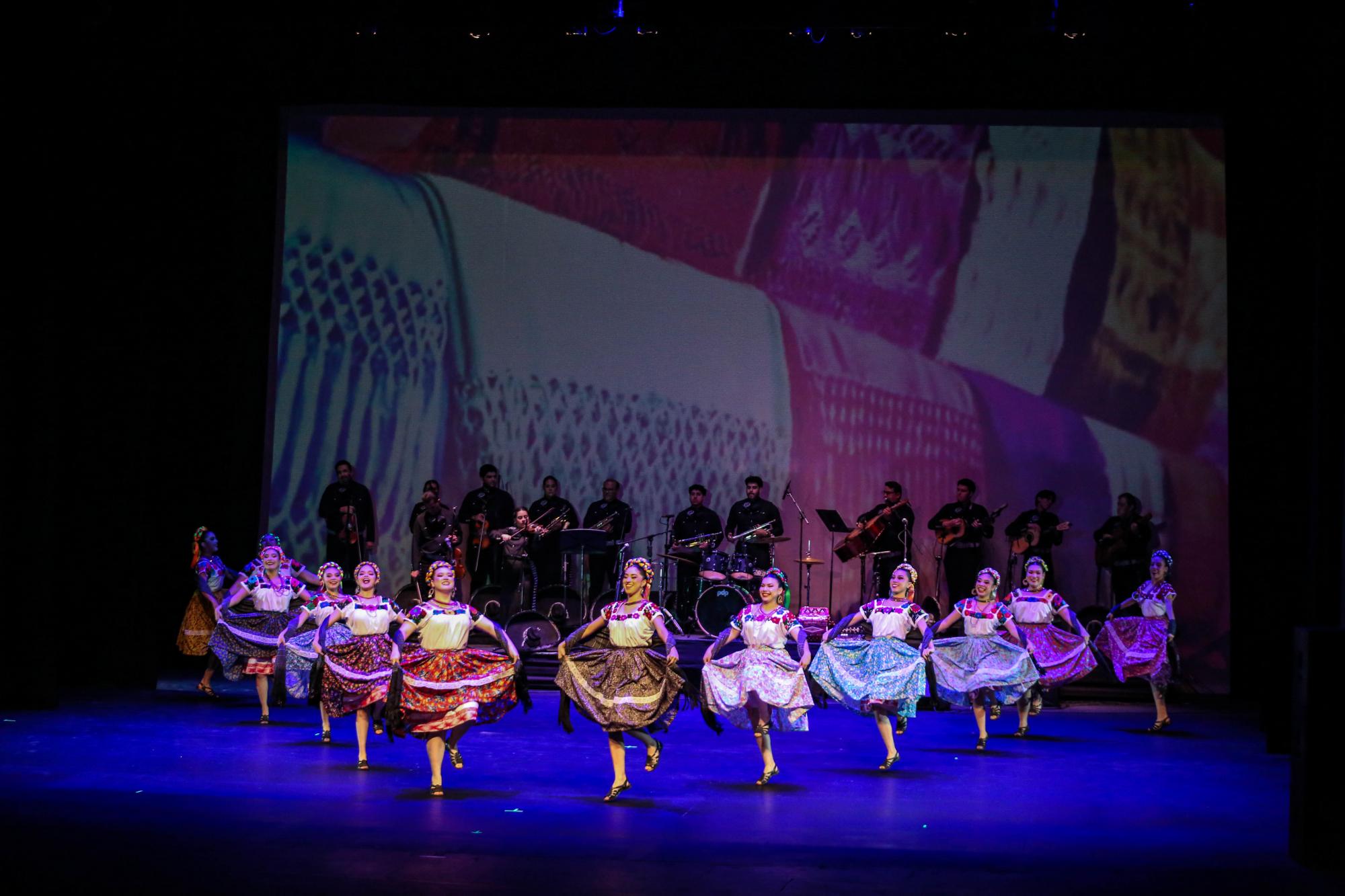 $!Con Calabaceados, cerró con una serie de danzas de cuadrillas y calabaceados de Baja California Norte.