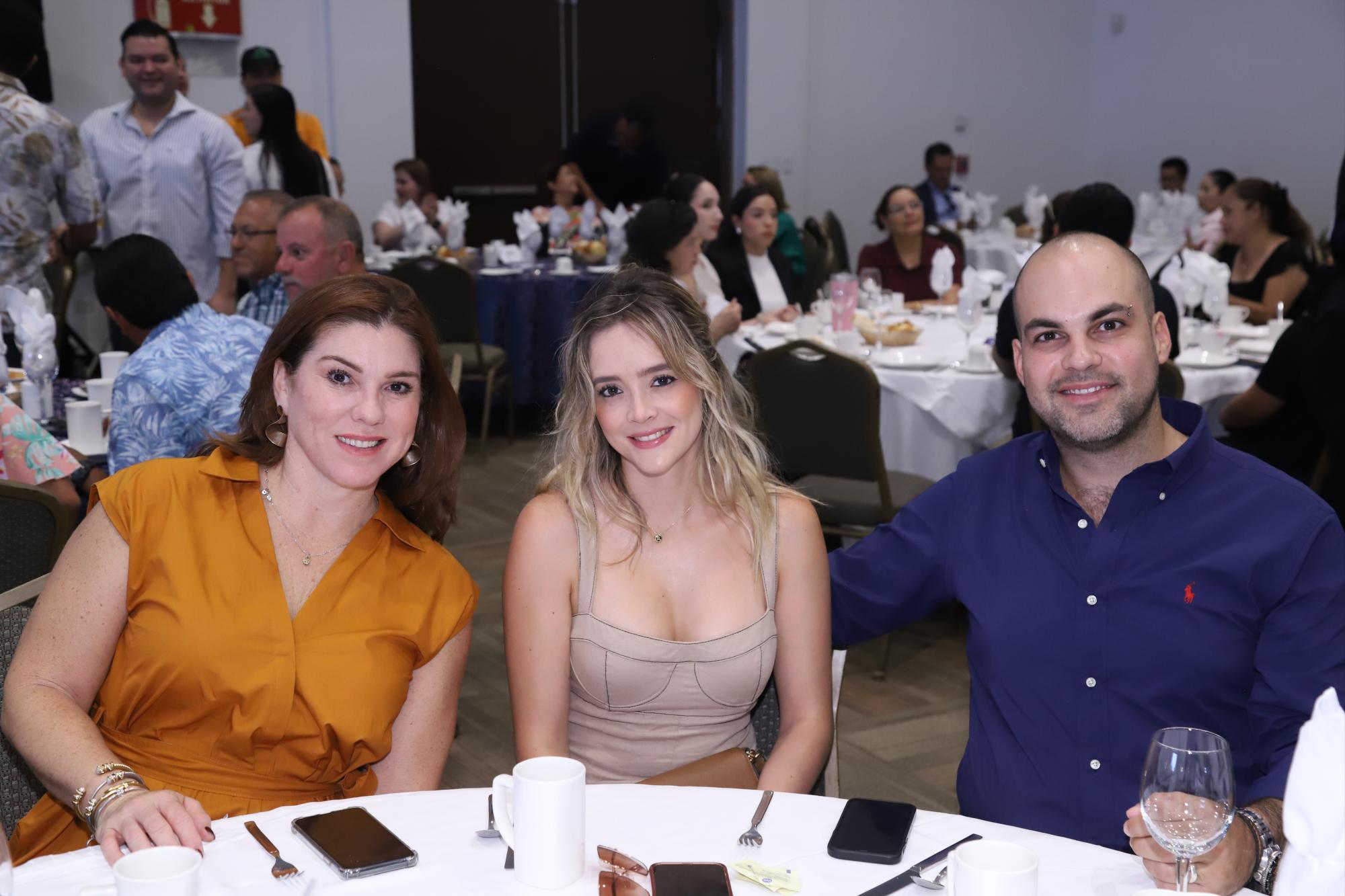 $!Marcela Tirado de Galván, Isabel Nieto de Galván y Quel Galván Tirado.