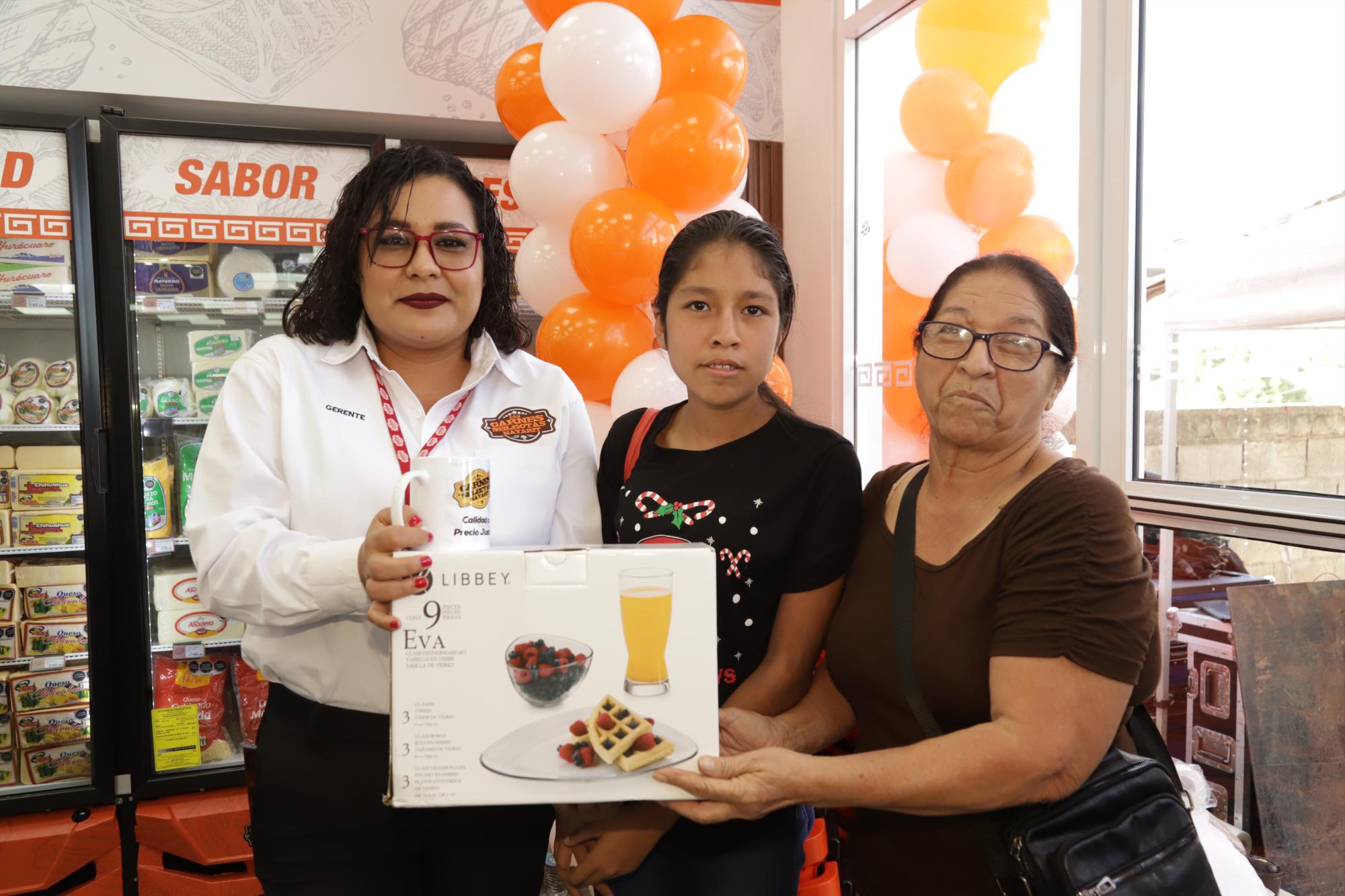 $!La señora Amanda Sánchez fue ganadora de un premio al ser la segunda compradora de la tienda; aquí en compañía de su nieta Charlotte Leyva Sánchez.