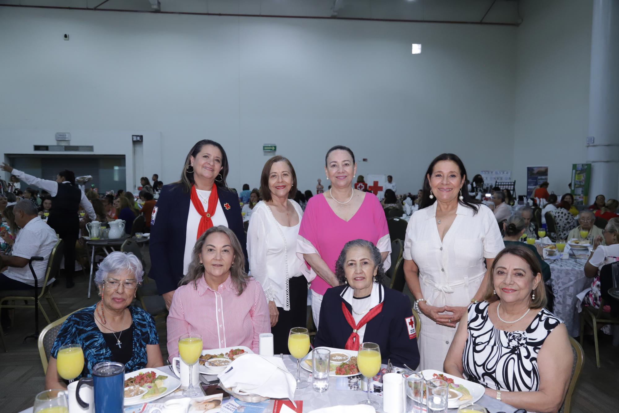 $!Larisa de la Selva, Leonor, Chuyita y Clara Lizárraga, Conchita Lugo, Martha Peraza, Martha Emma Gómez y Ana Luisa Lizárraga.