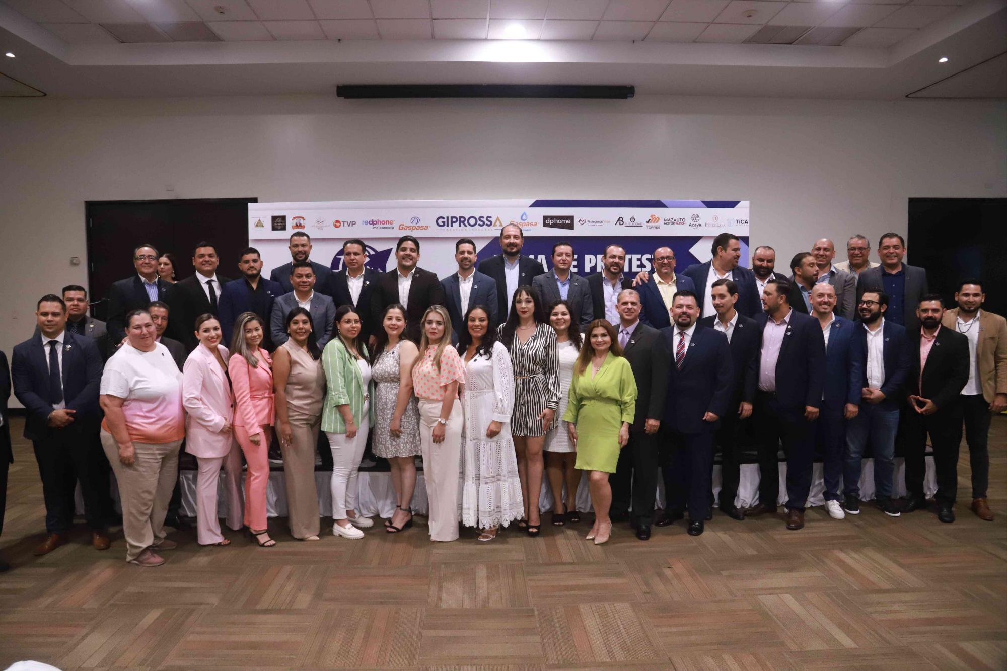 $!Los integrantes de los Ejecutivos de Ventas y Mercadotecnia de Mazatlán Asociación Civil, se toman la fotografía del recuerdo.