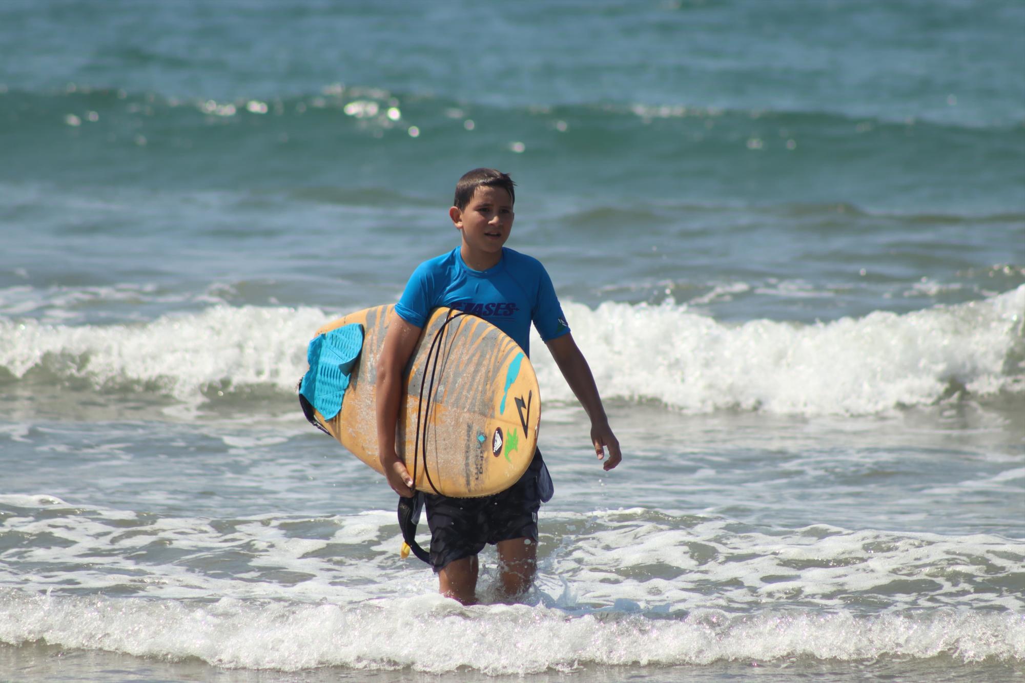 $!Dominan las olas en el Selectivo Municipal de Surfing, en Mazatlán