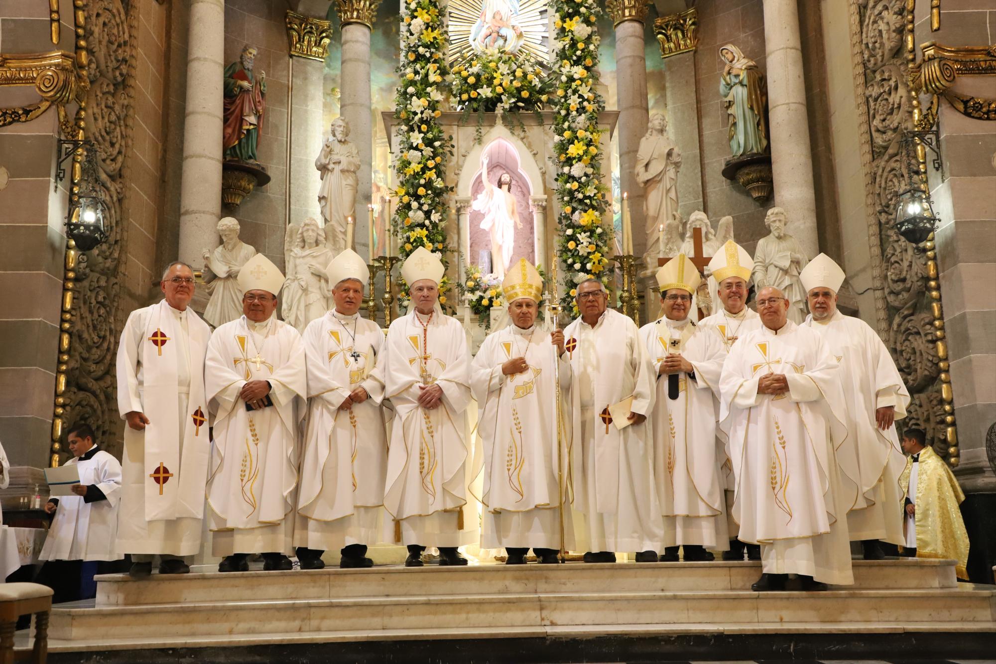 $!El Obispo Mario Espinosa Contreras agradeció a Dios su vocación con una misa concelebrada en la Catedral Basílica de la Inmaculada Concepción.