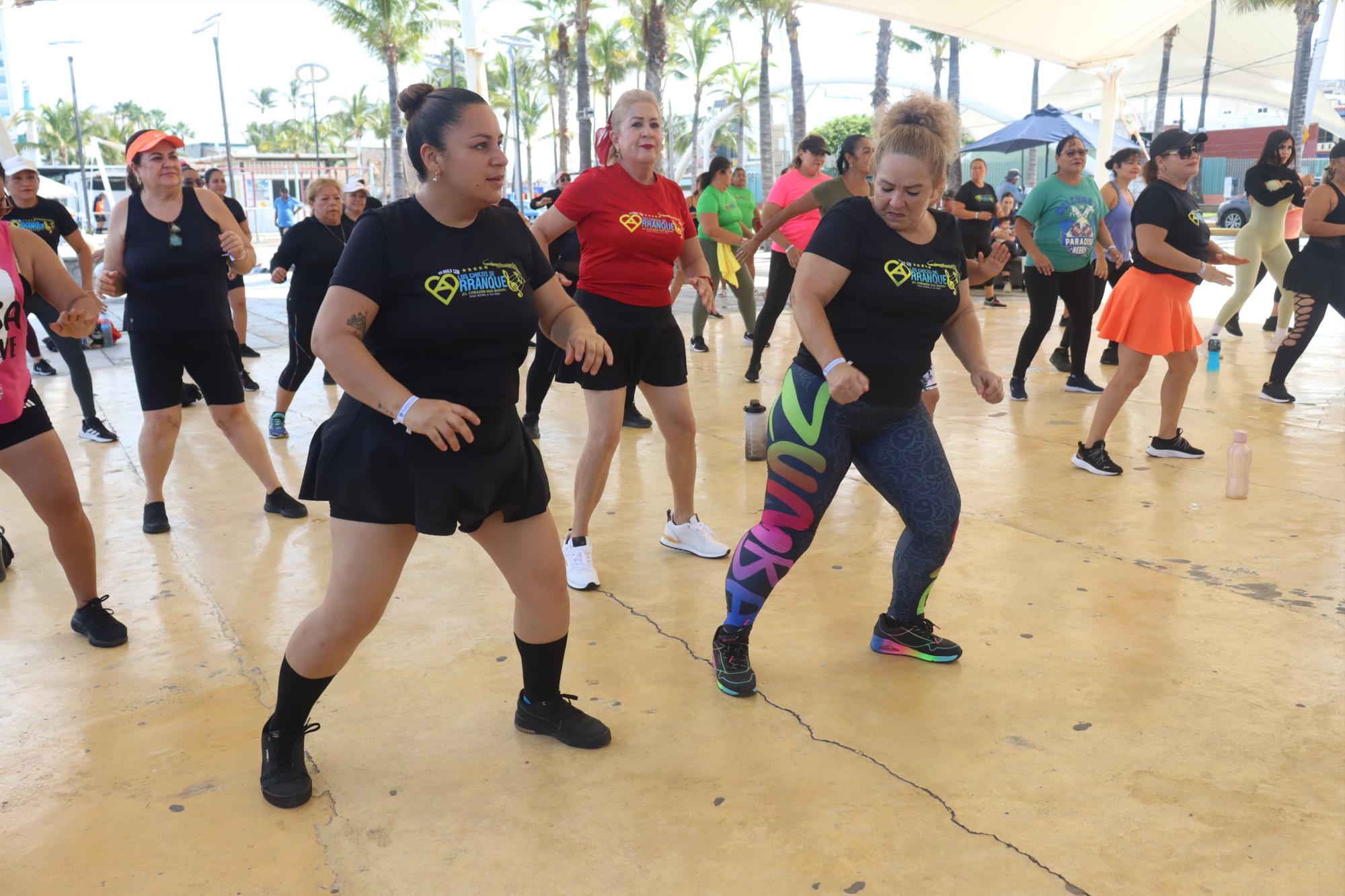 $!Bailan en favor de niños con discapacidad, en Playa Norte