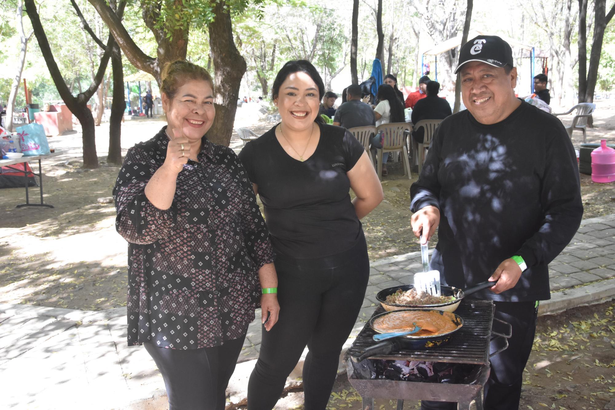 $!La familia Gómez Castro disfruta cocinando y conviviendo en Imala.